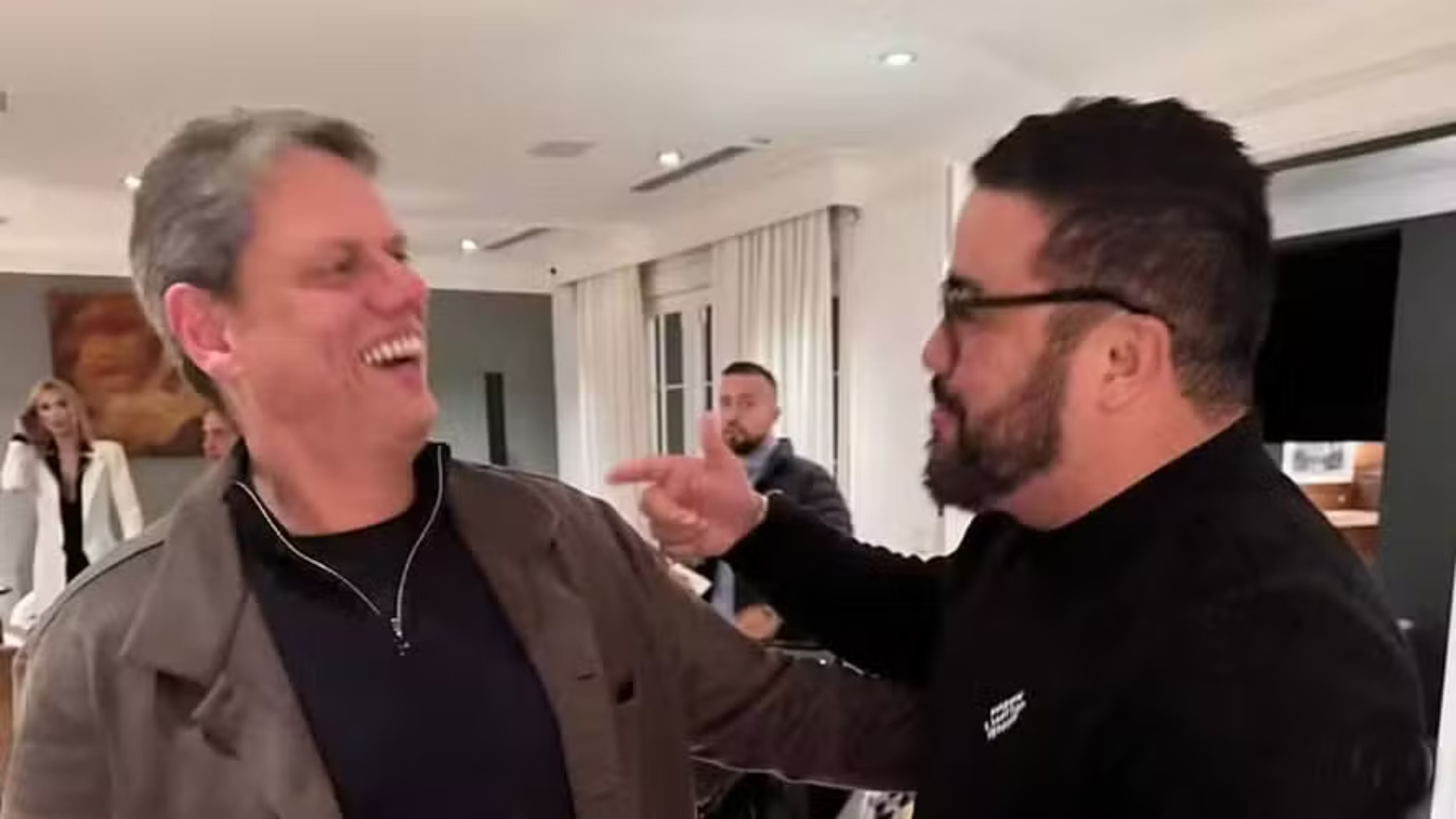 Tarcísio minimiza foto com empresário preso pela PF e nega ligação pessoal