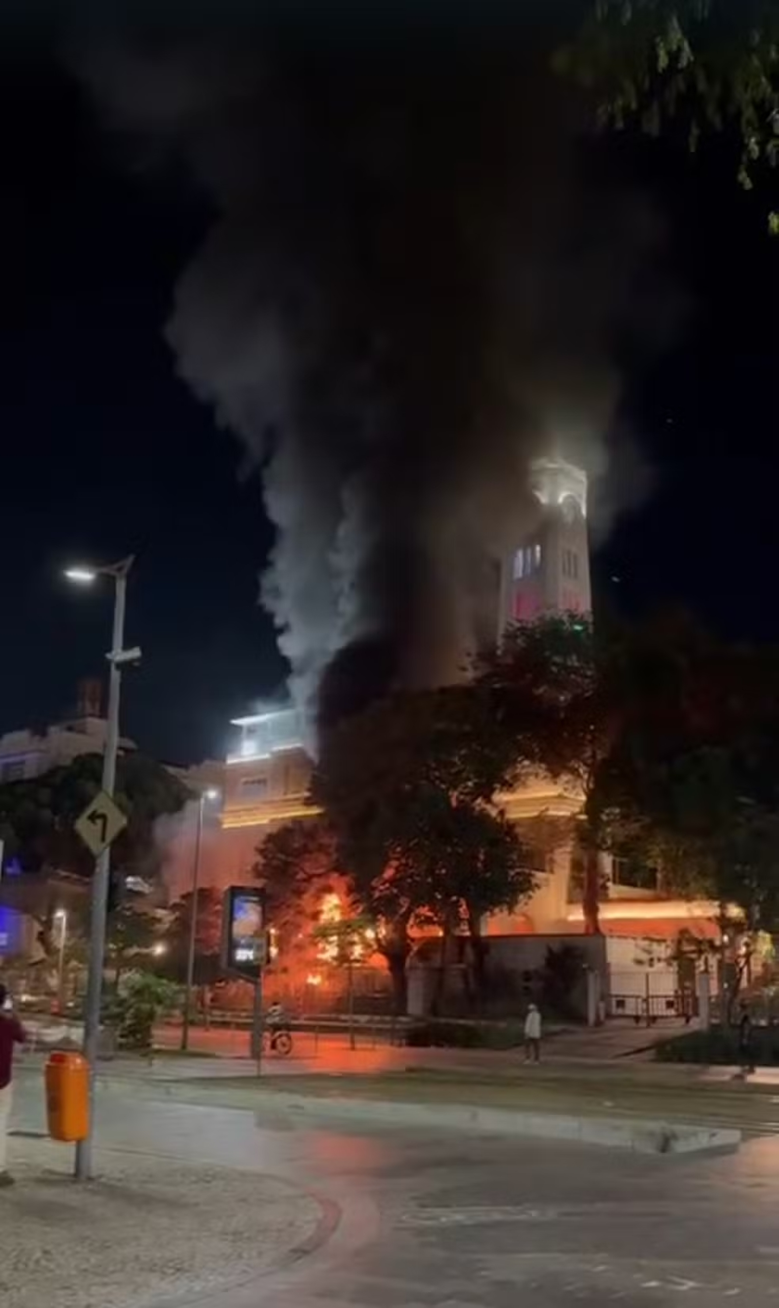 Incêndio atinge Edifício Touring na Praça Mauá