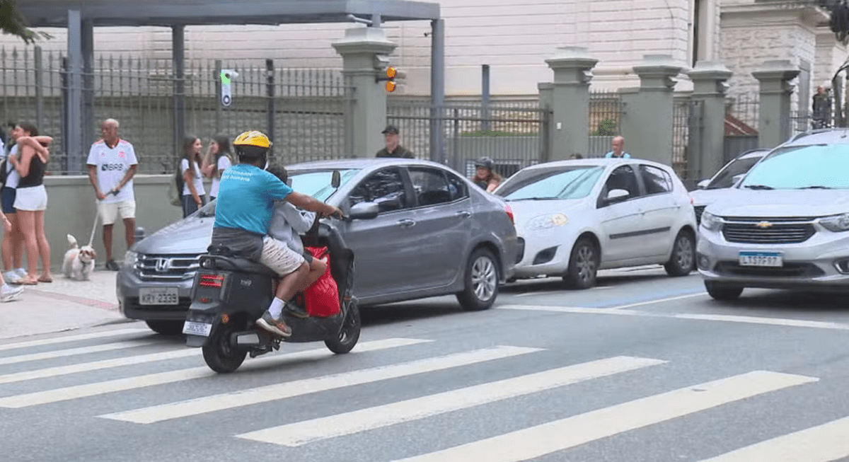 Prefeitura regulamenta uso de patinetes e bicicletas elétricas na cidade após acidente que matou mãe e filho na Tijuca