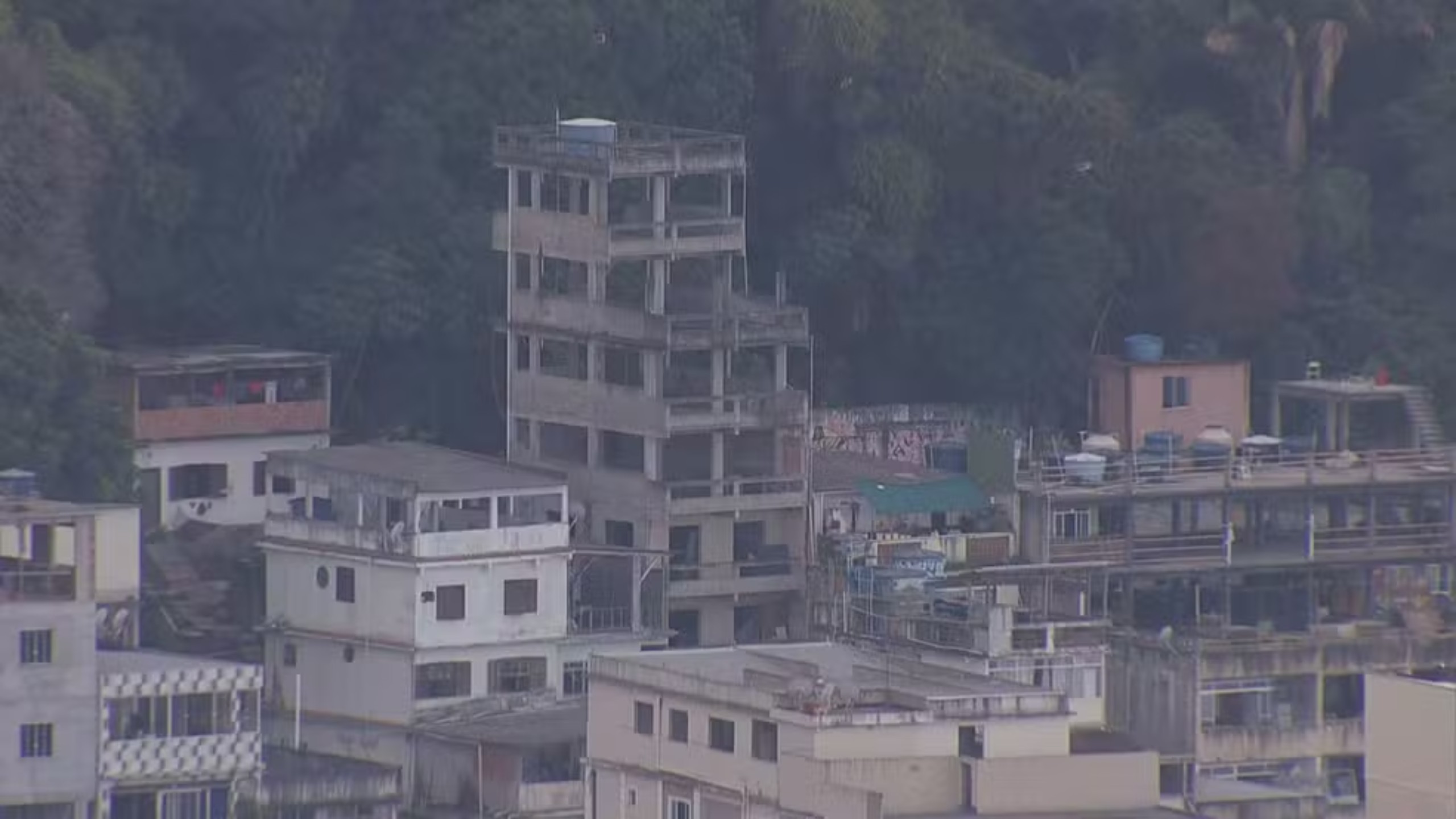 Prédio de 7 andares em comunidade do Leblon acende alerta sobre expansão vertical e impacto ambiental