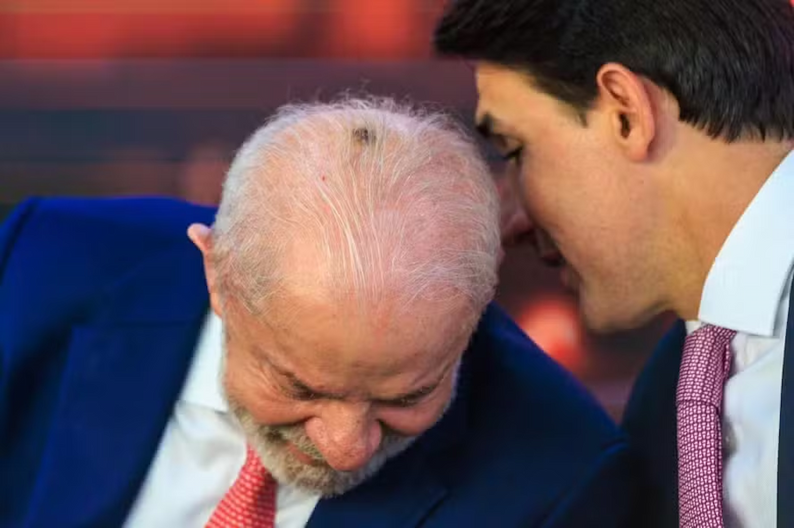 Lula é internado para cauterização na cabeça e infiltração no punho por causa de tendinite