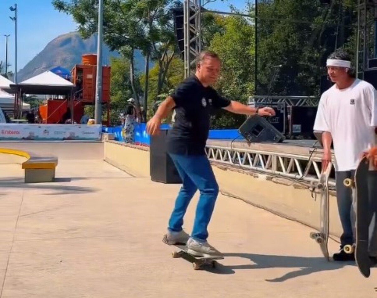 Rodrigo Neves se aventura no skate durante etapa do Circuito Brasileiro em Niterói; veja o vídeo