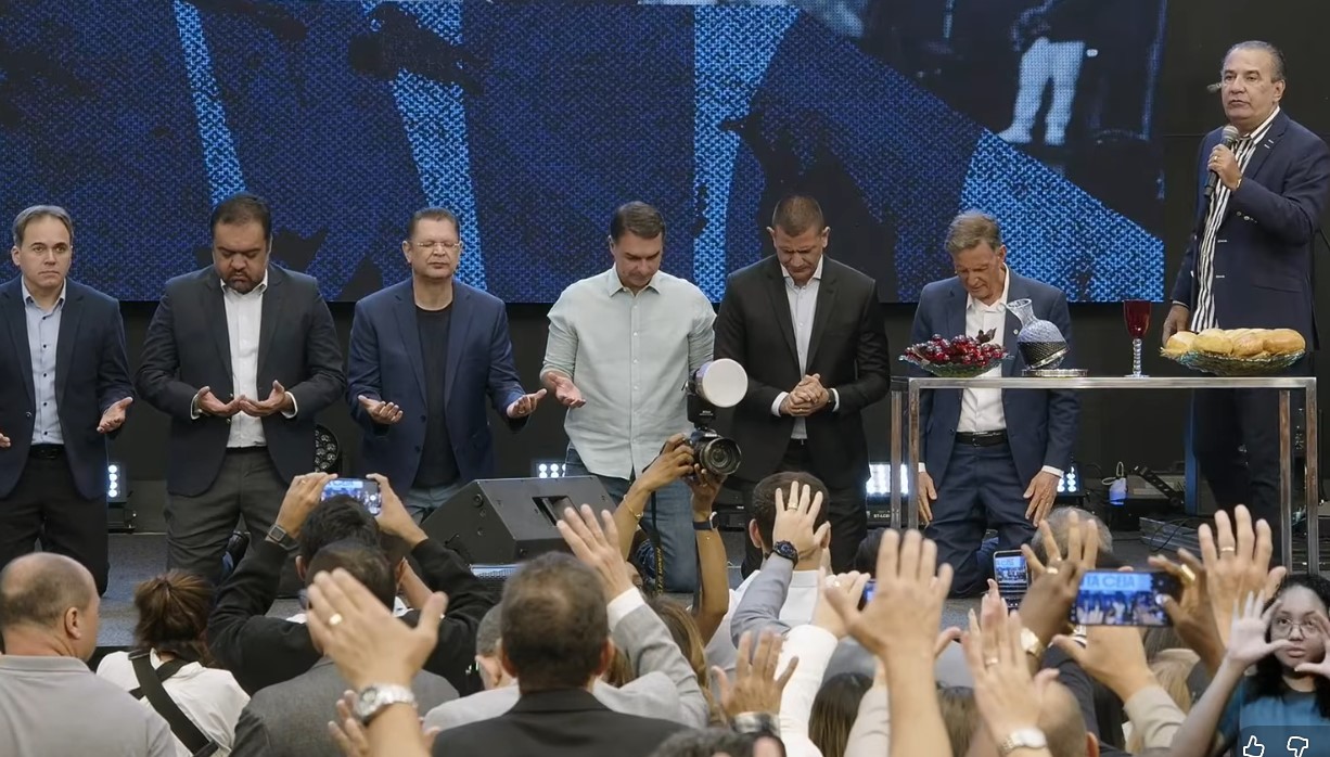 Vídeo: durante culto, Malafaia ora por Flávio, Douglas e Castro