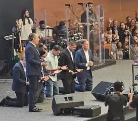 No Rio, Flávio vai a culto de Malafaia, que manda um abraço para Bolsonaro e confirma  trégua após críticas