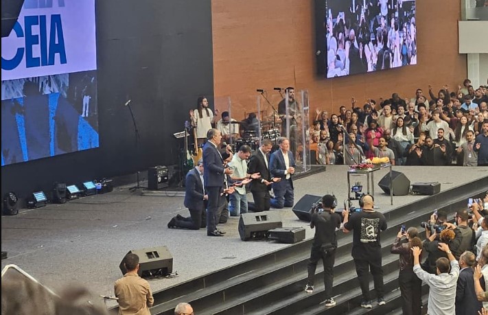 Flávio vai a culto de Malafaia, que manda um abraço para Bolsonaro e sinaliza trégua após críticas