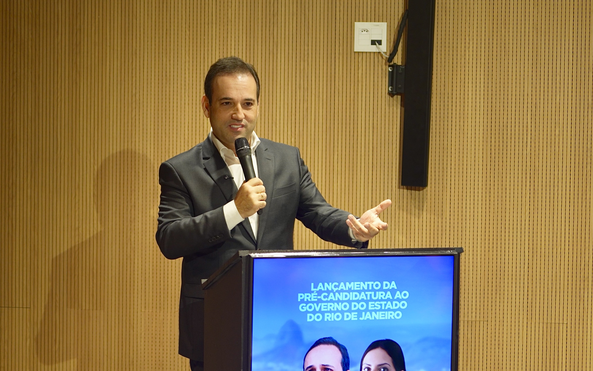 André Português oficializa pré-candidatura ao Governo do Rio pelo Republicanos e aposta em delegada como vice