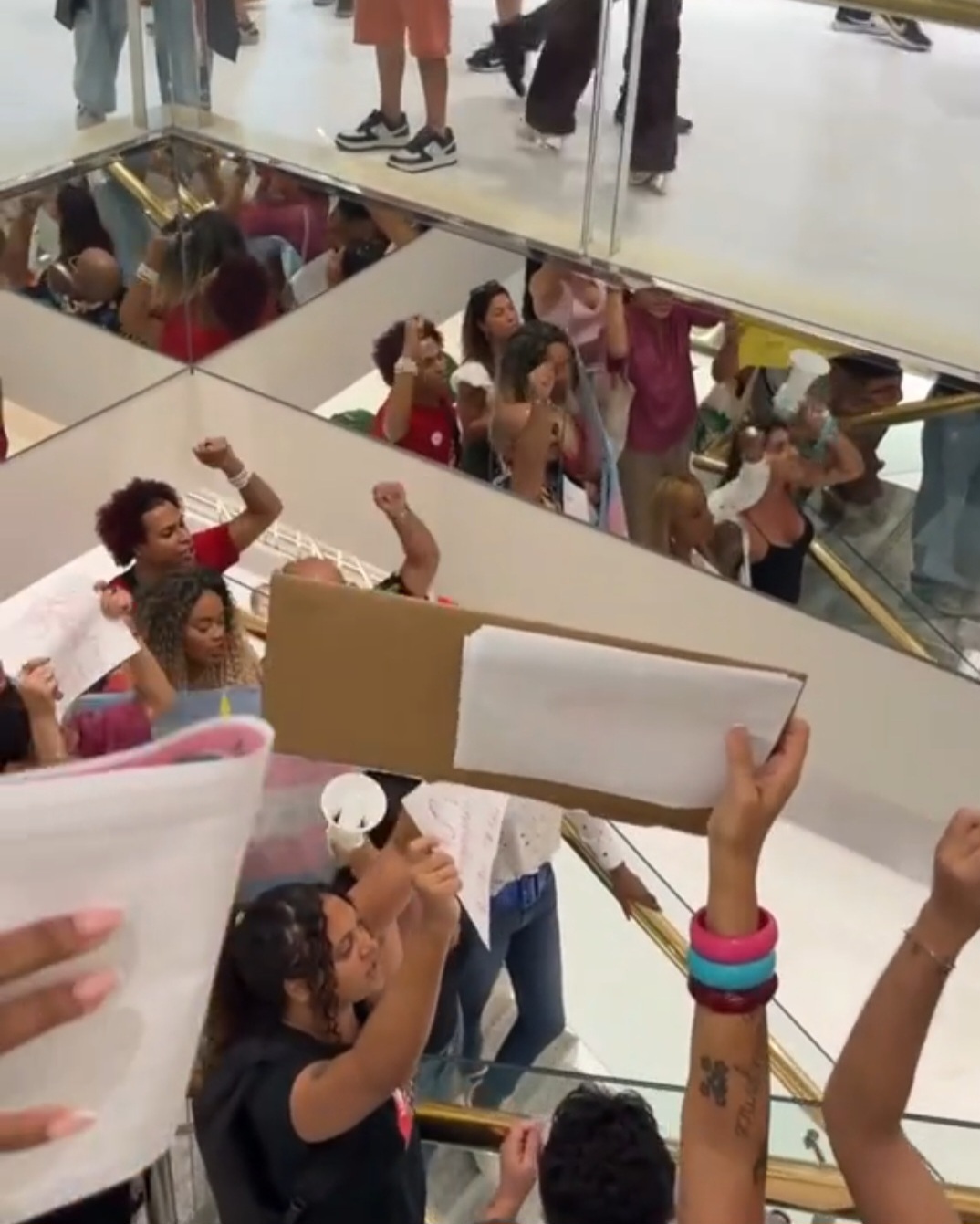 Vídeo: Mulheres trans fazem manifestação no BarraShopping após denúncia de transfobia envolvendo Cássia Kis
