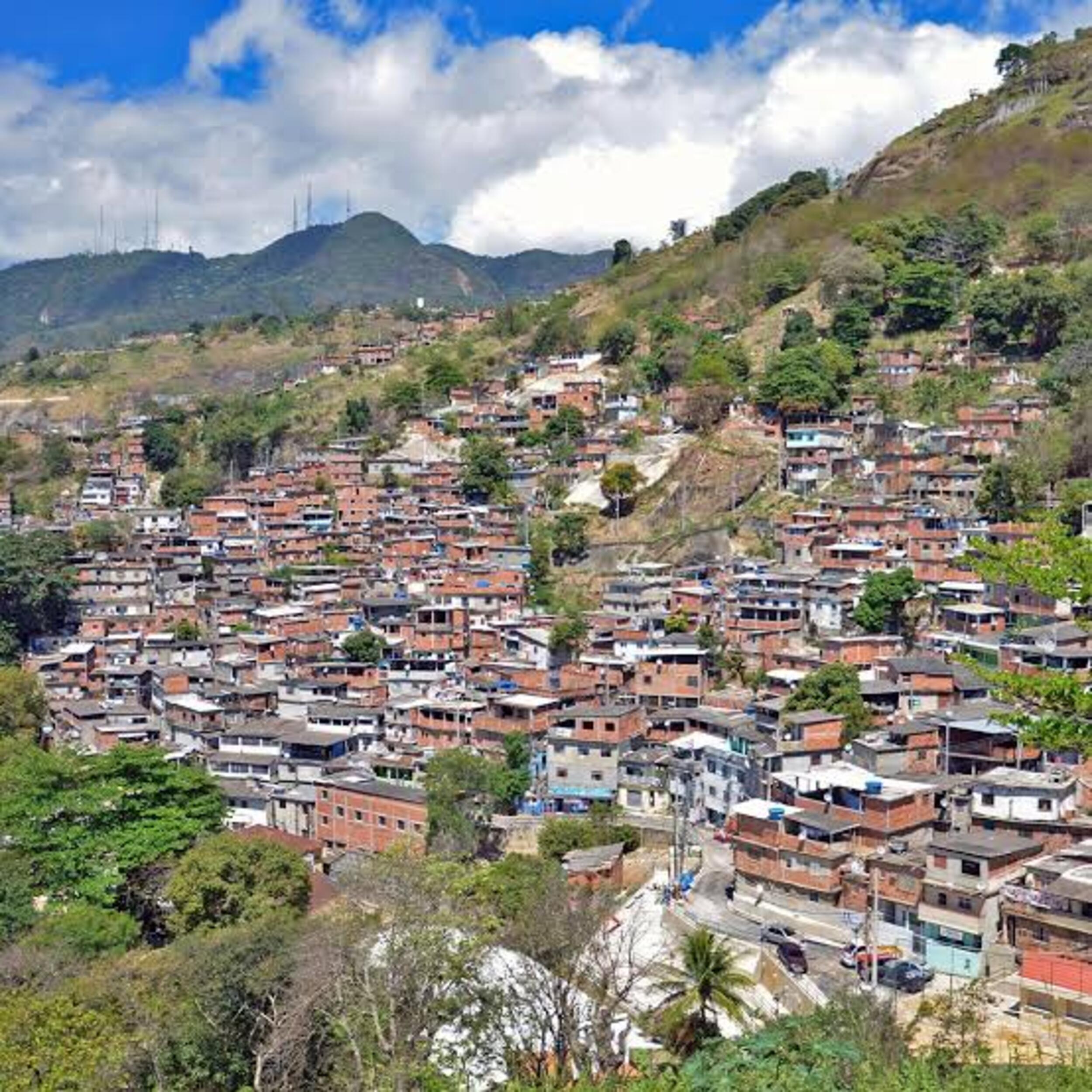Prefeitura entrega mais de mil termos de reconhecimento de moradia em comunidades das zonas Norte e Oeste do Rio