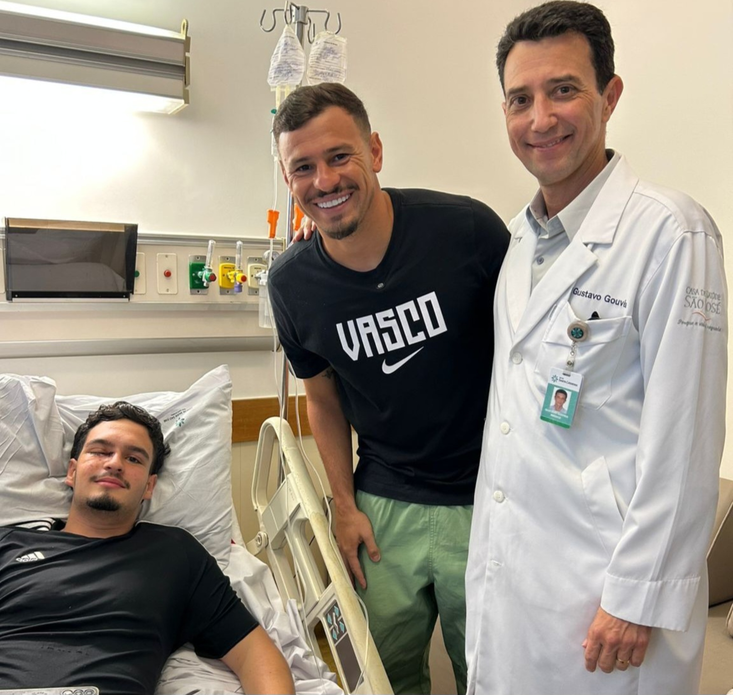 Zagueiro Hugo Moura visita torcedor vascaíno baleado após clássico no Maracanã