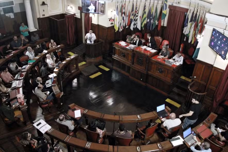 Hino Nacional vira lei nas escolas de Niterói e Câmara libera R$ 9 milhões para o Carnaval