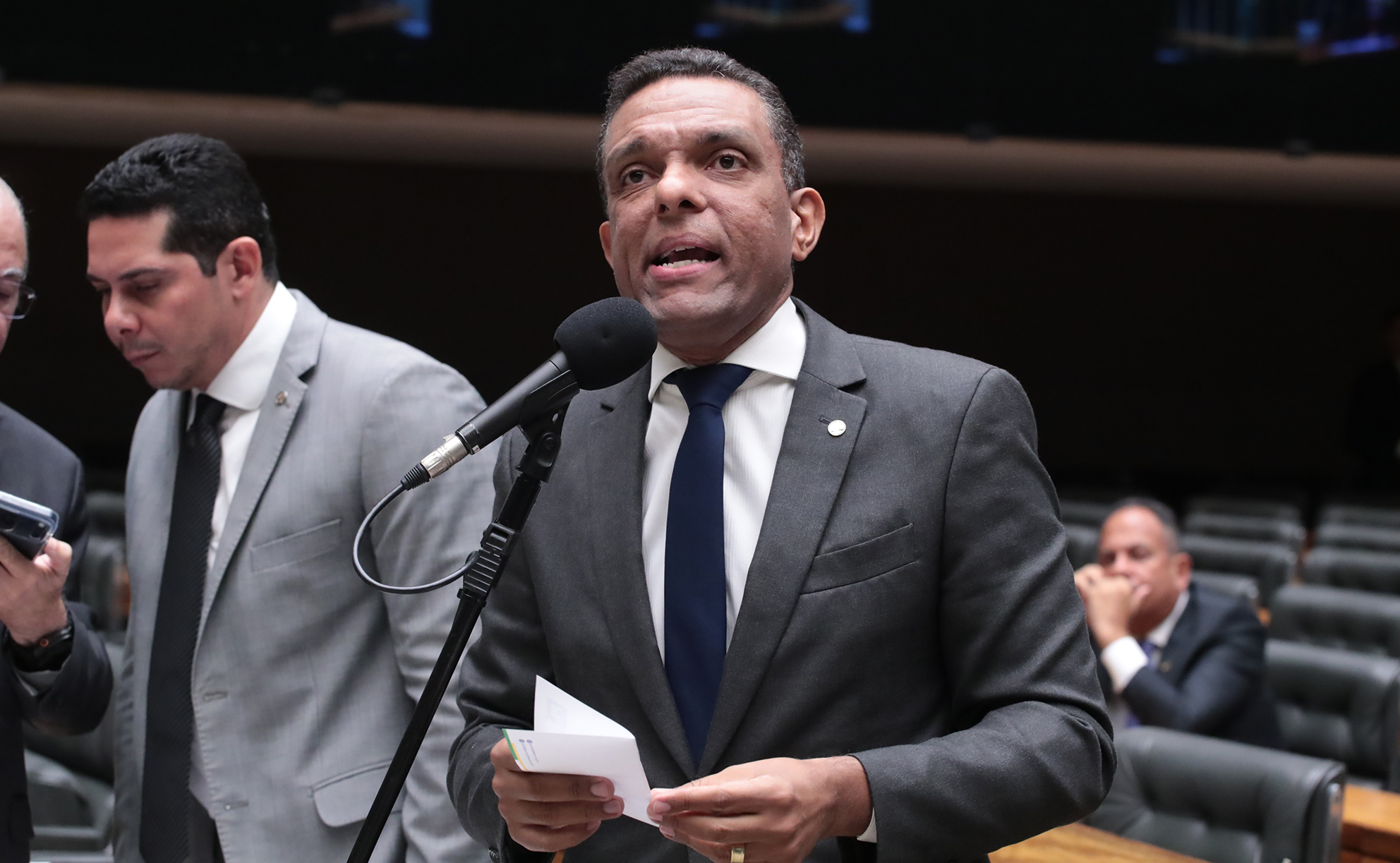 Otoni de Paula faz ataque ao bolsonarismo após polêmica sobre filme de Bolsonaro; assista