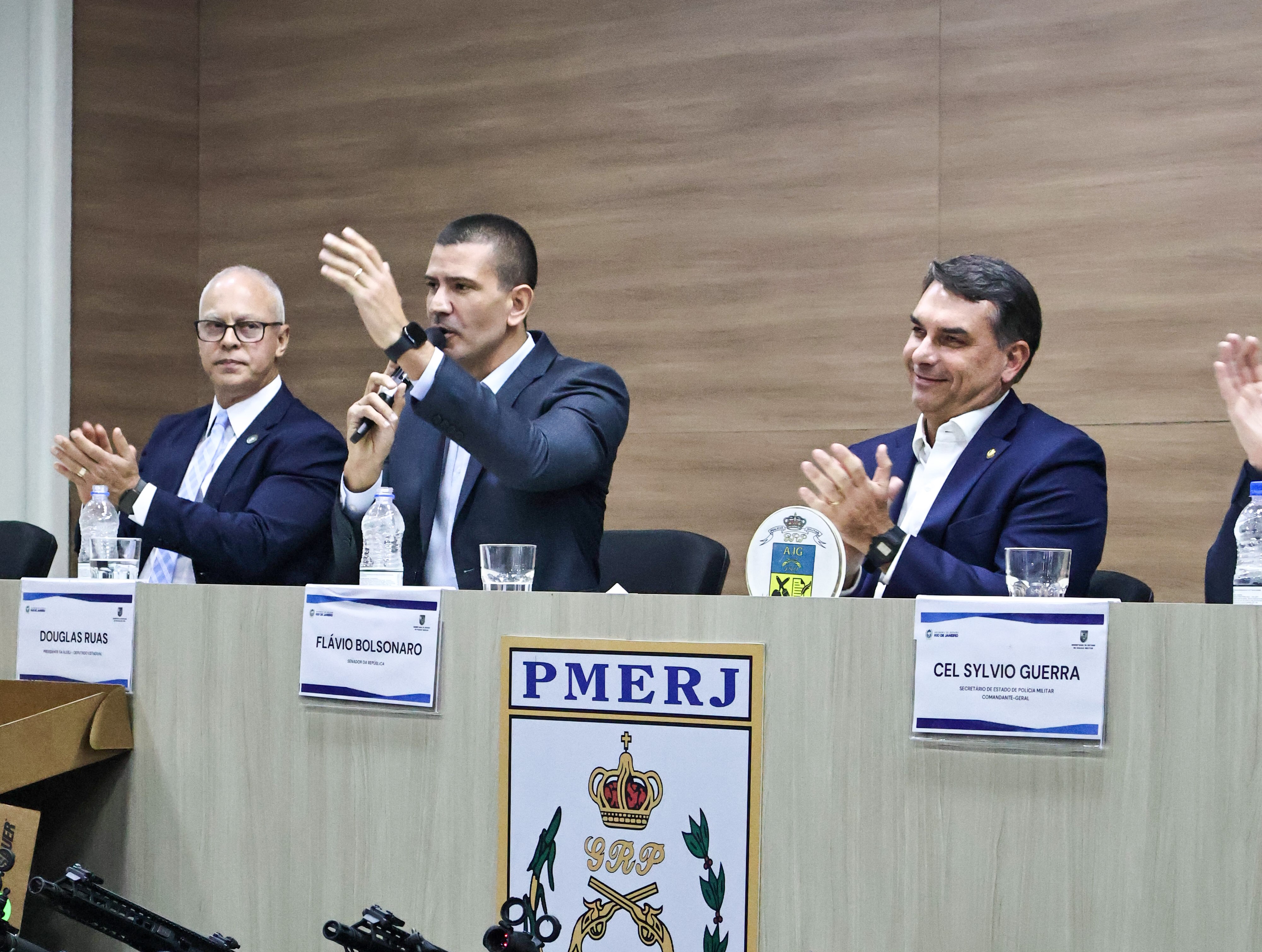 Ao lado de Flávio Bolsonaro, Douglas Ruas participa de entrega histórica de armamentos para a PM