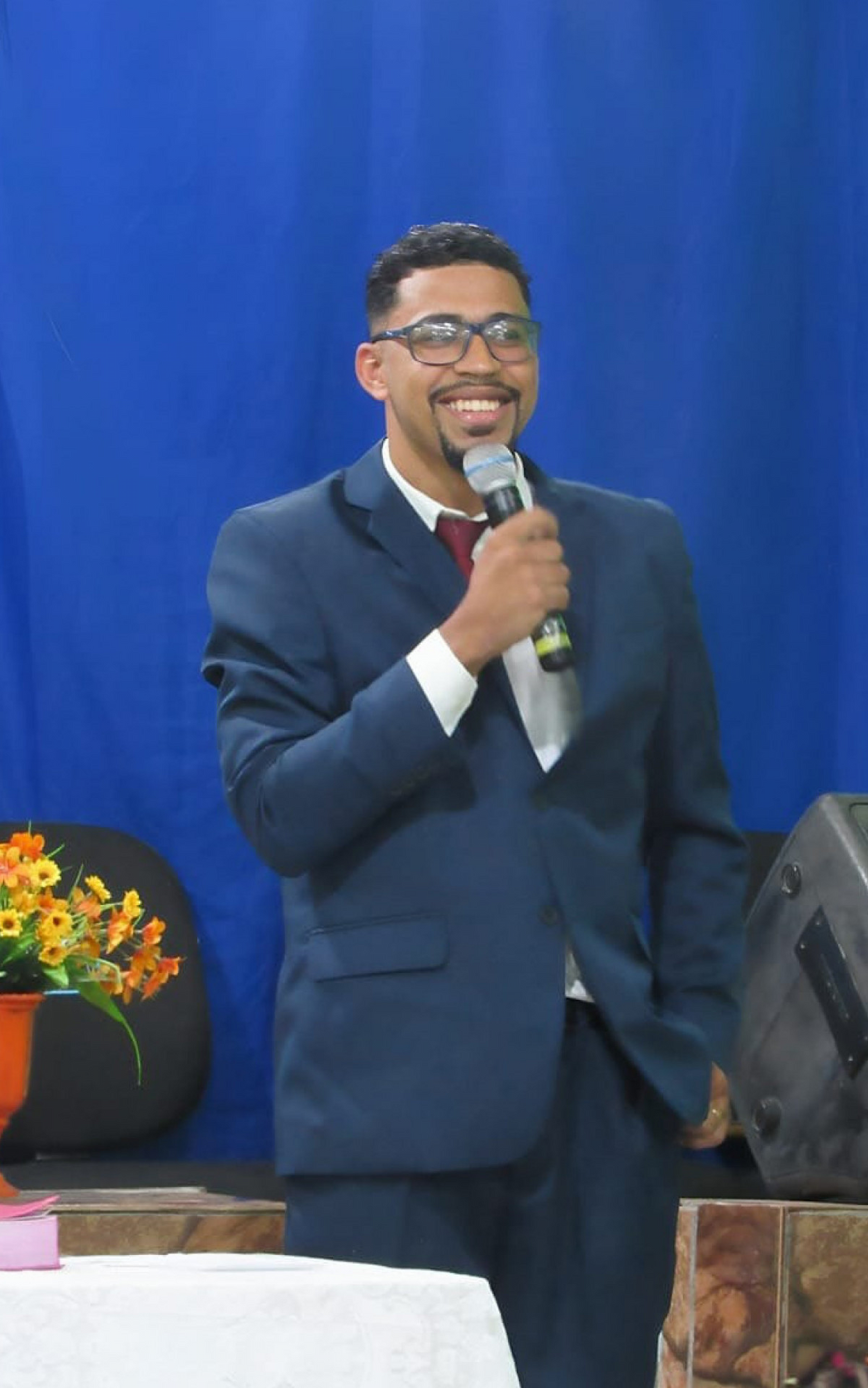 Família lamenta morte de músico atingido por bala perdida ao voltar da igreja em Queimados