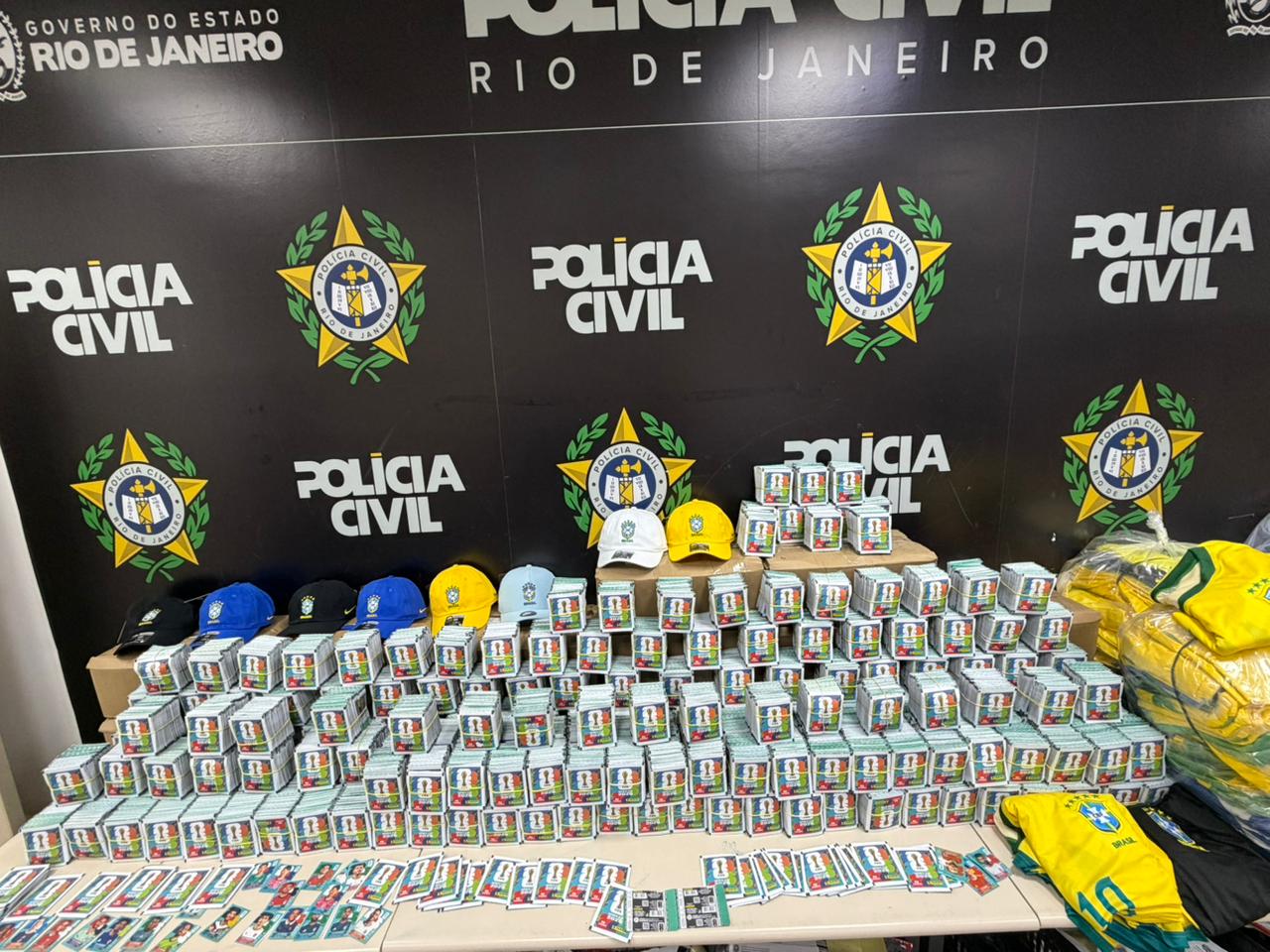 Vídeo: Polícia Civil apreende mais de 200 mil figurinhas falsas da Copa do Mundo 2026 no Rio