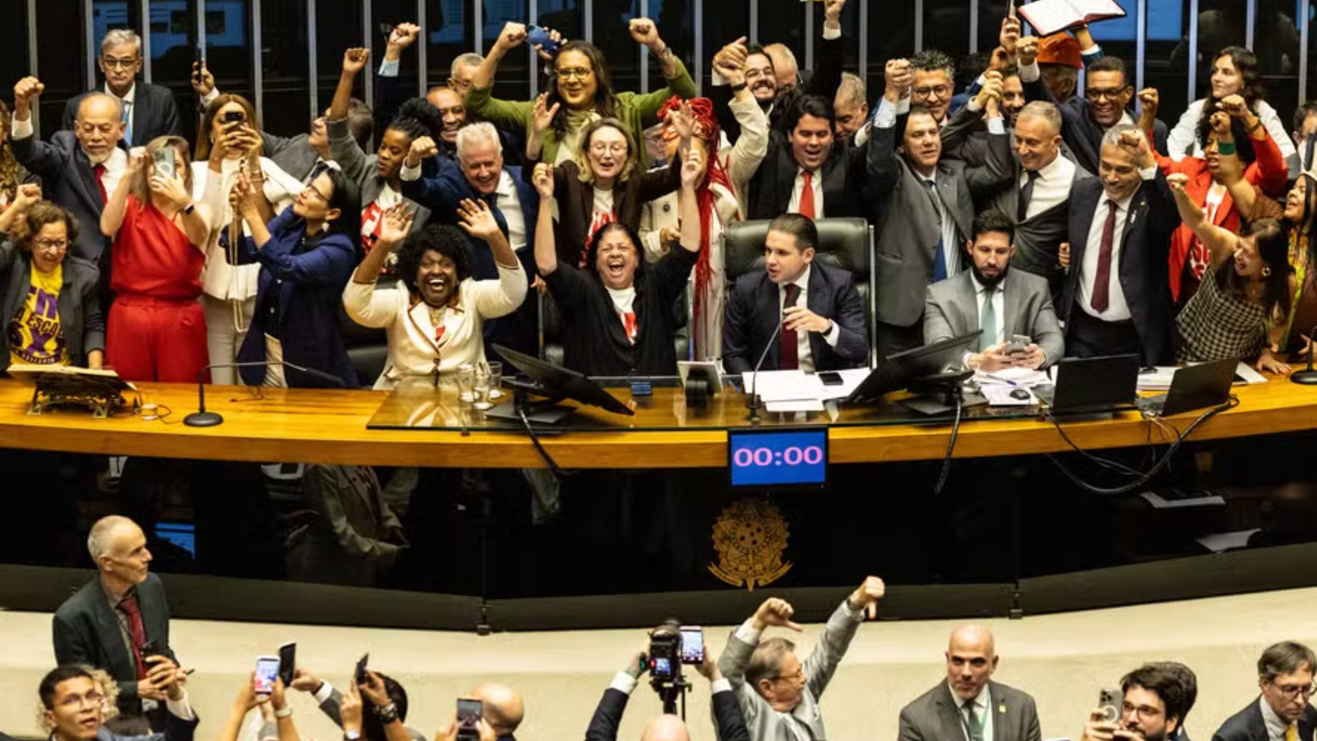 Câmara aprova PEC que reduz jornada para 40 horas e acaba com escala 6×1 e segue agora para análise do Senado Federal