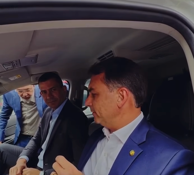 Douglas Ruas acompanha entrega de fuzis e viaturas para a PMERJ ao lado de Flávio Bolsonaro