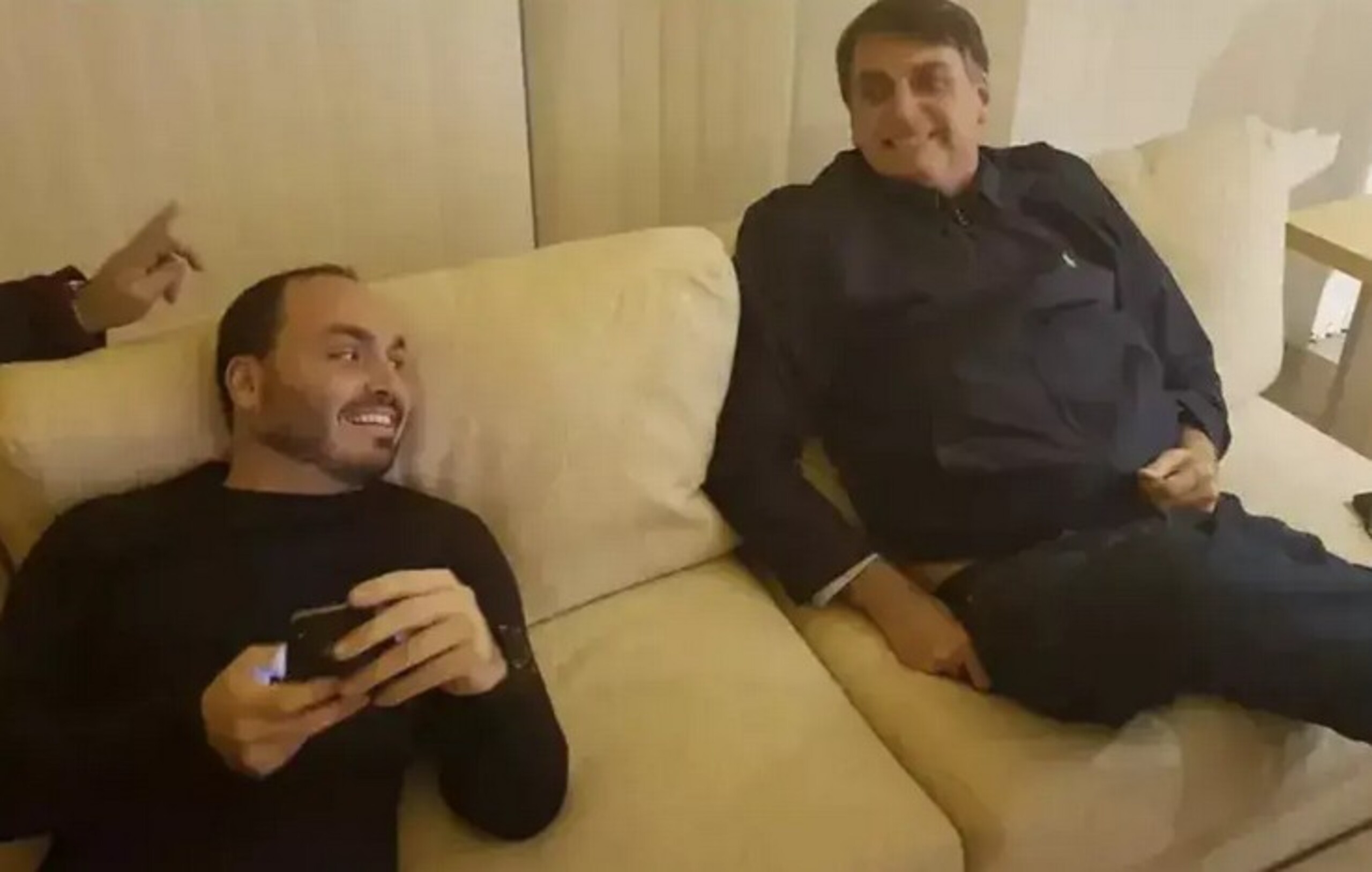 Carlos aparece com celular em visita a Bolsonaro e pode ter violado regra do STF
