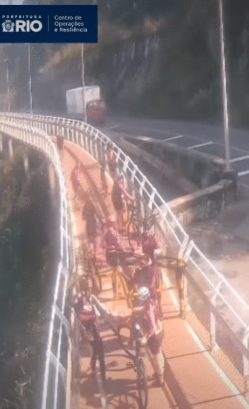 Ciclistas ignoram interdição e invadem Ciclovia Tim Maia durante ressaca