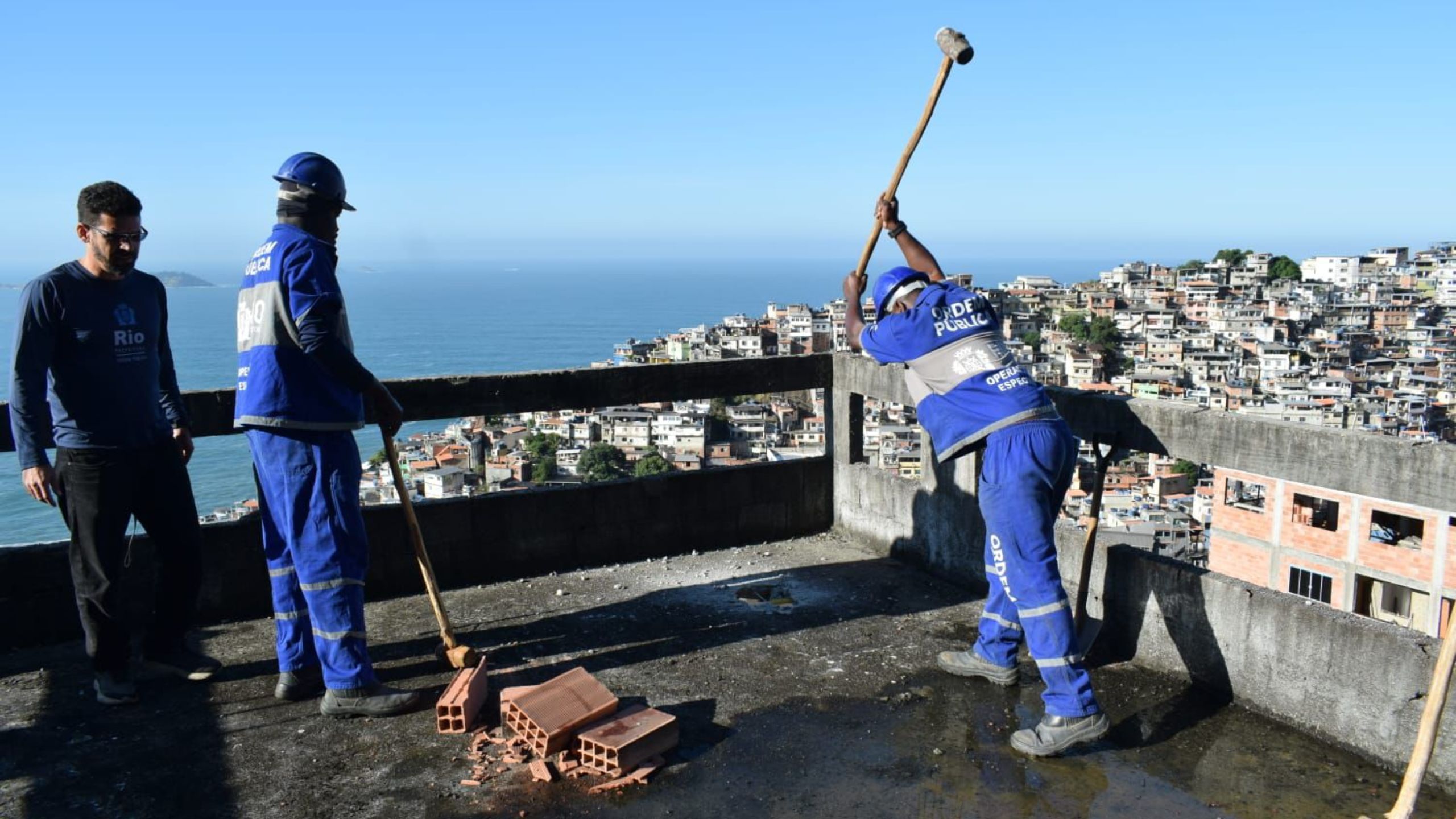Prédio comercial irregular de sete andares é demolido no Vidigal