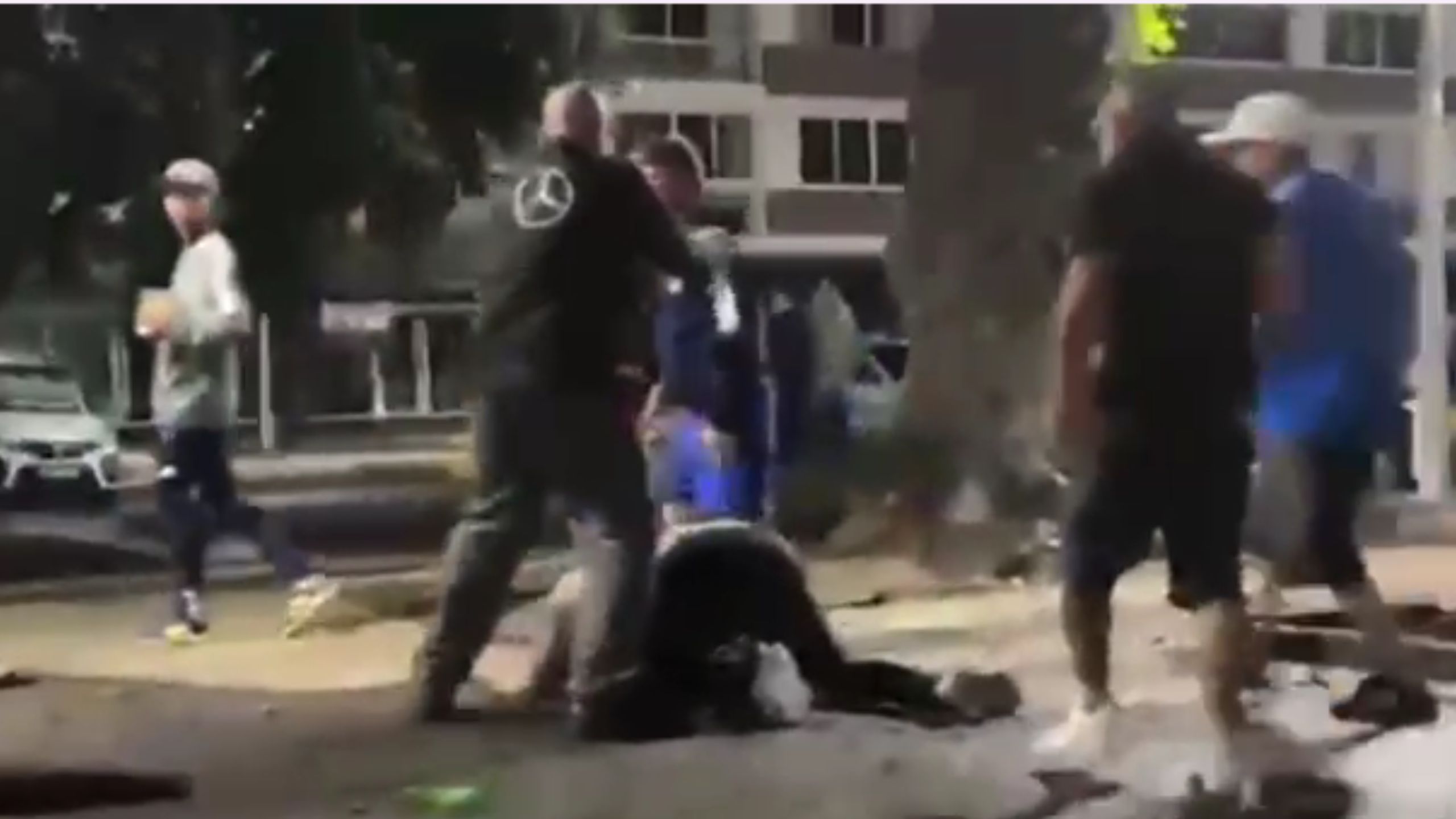 Discussão por suspeita de roubo termina em briga generalizada em Copacabana; vídeo