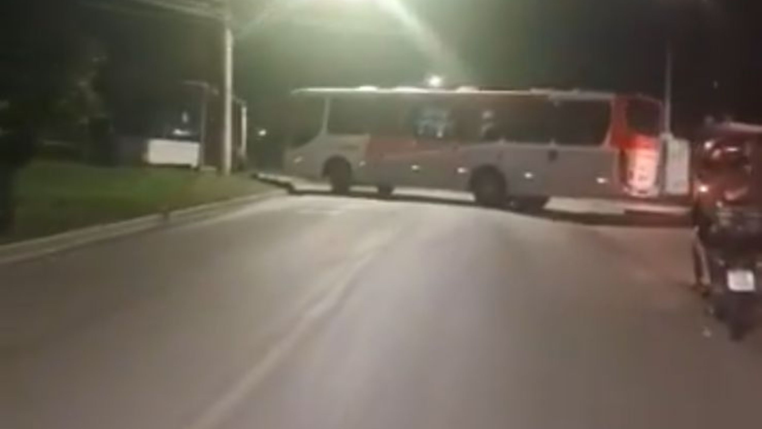 Confronto entre traficantes, milicianos e PMs provoca pânico em comunidade de Nova Iguaçu