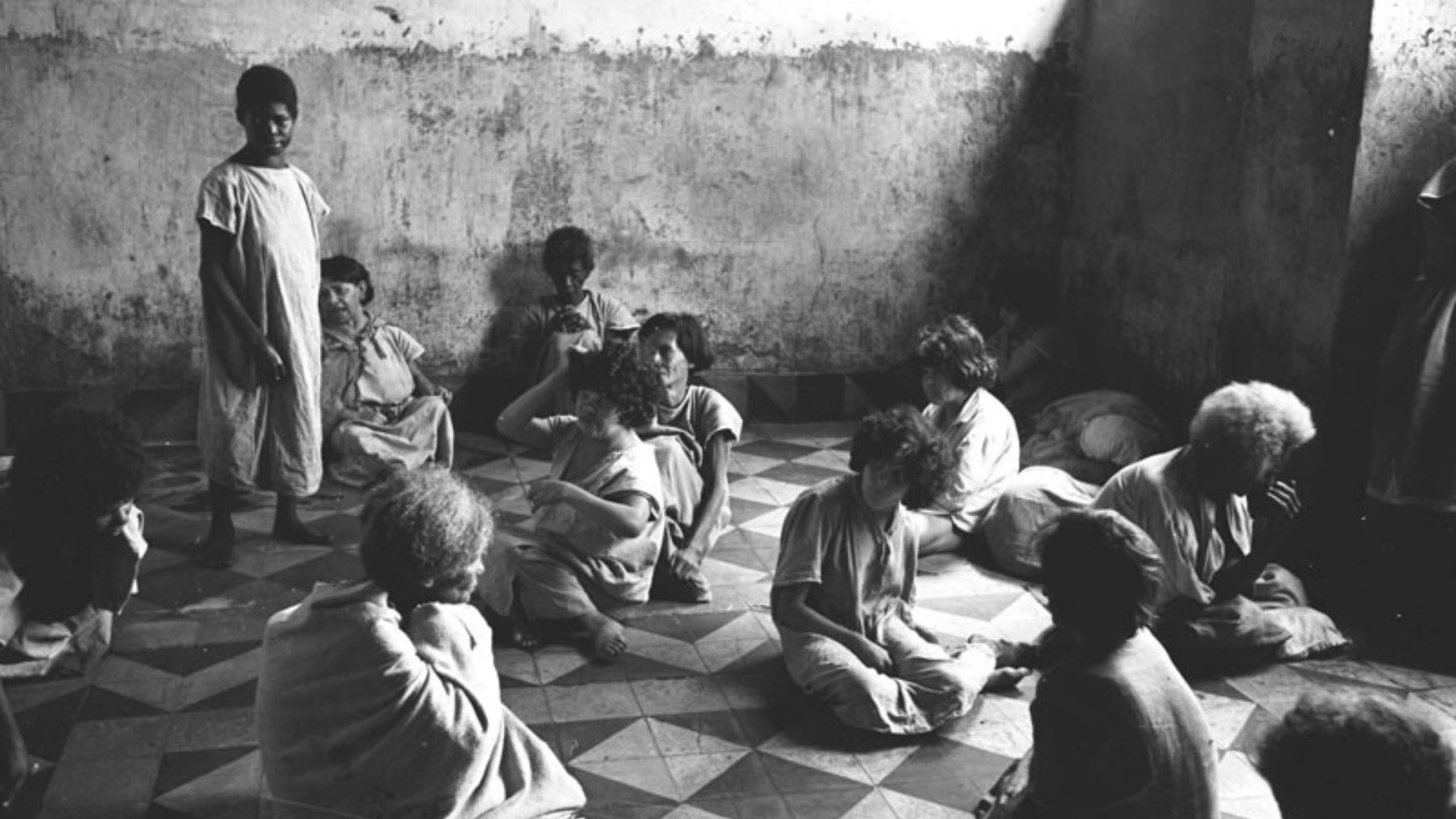 Por que o Brasil internava pobres e indesejados em manicômios? Conheça a história da loucura