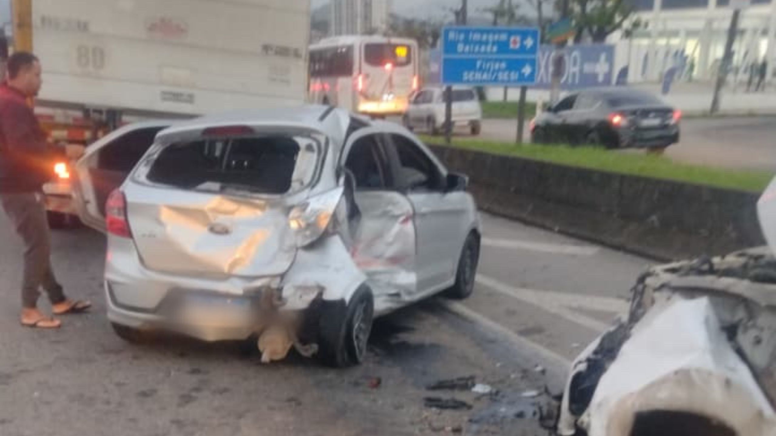 Colisão entre carros causa congestionamento na Via Dutra