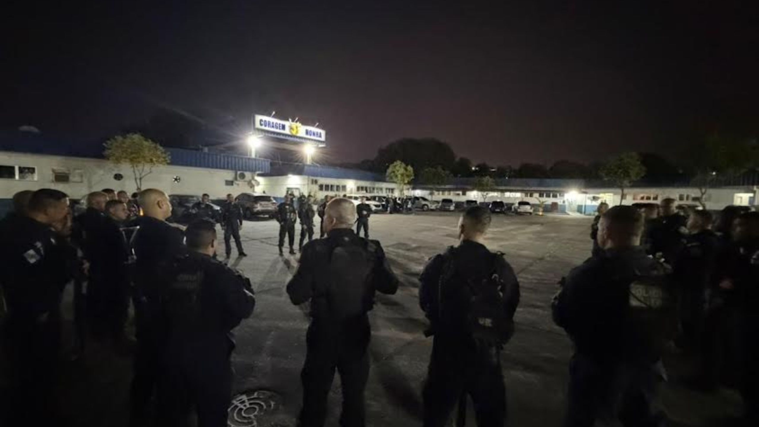 PM faz operação contra roubos de carros e retirada de barricadas na Zona Norte
