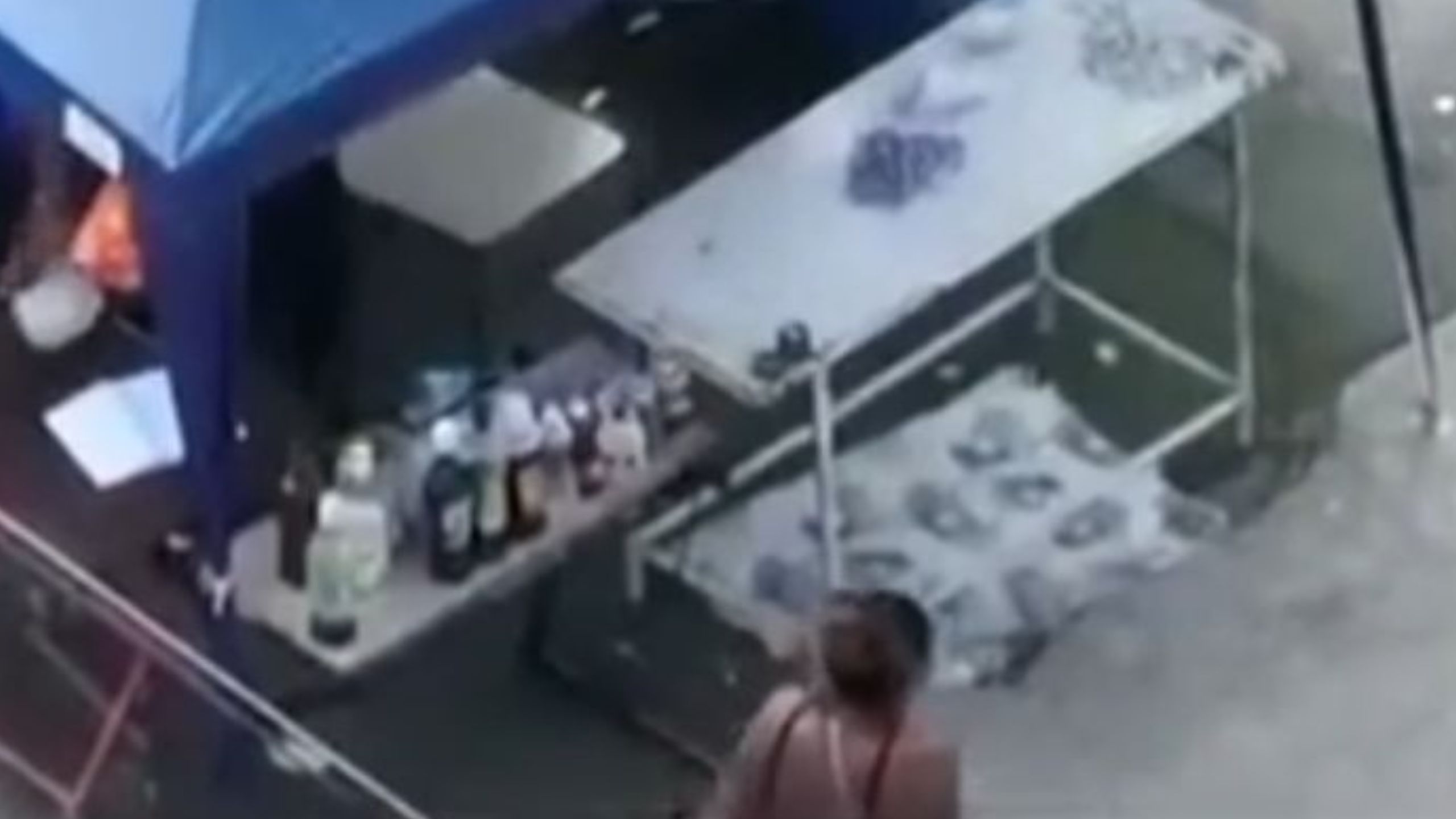 Vídeo: ponto de venda de drogas é instalado na estação da SuperVia em Senador Camará