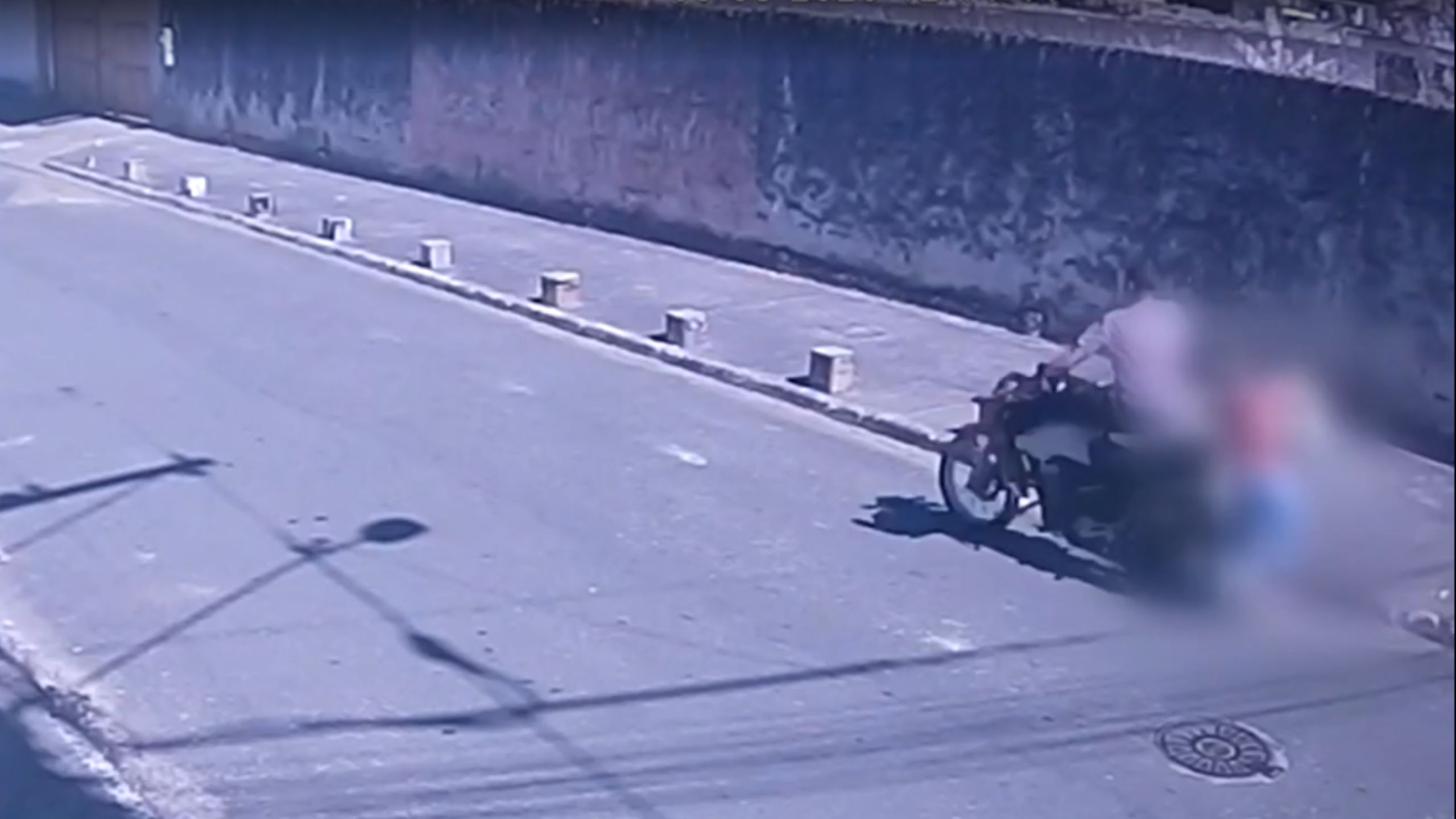 Motoqueiro empina moto e atropela idosa em Magé; vítima está em estado grave