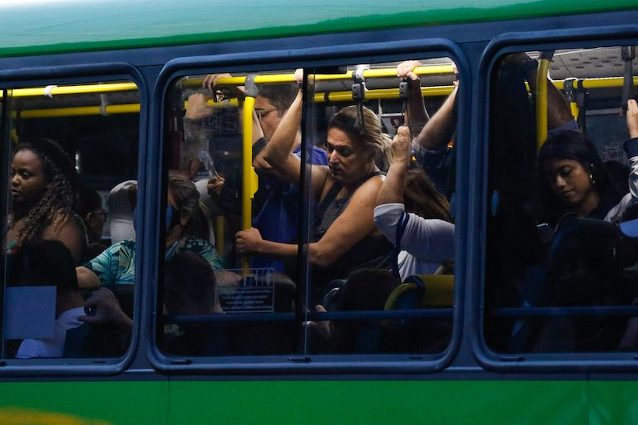 Deslocamento de até três horas reacende debate sobre escala 6×1 na Alerj