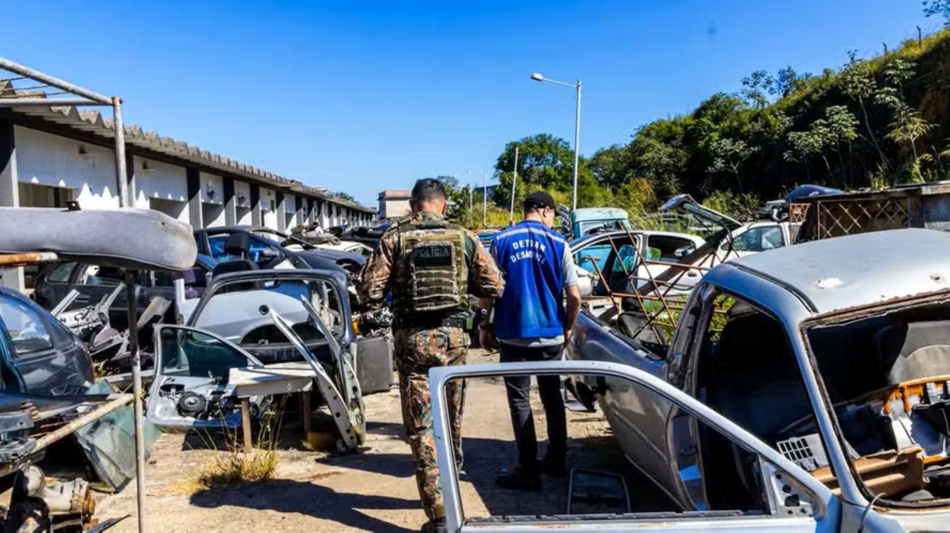Ferro-velho clandestino em motel desativado é fechado no Sul Fluminense