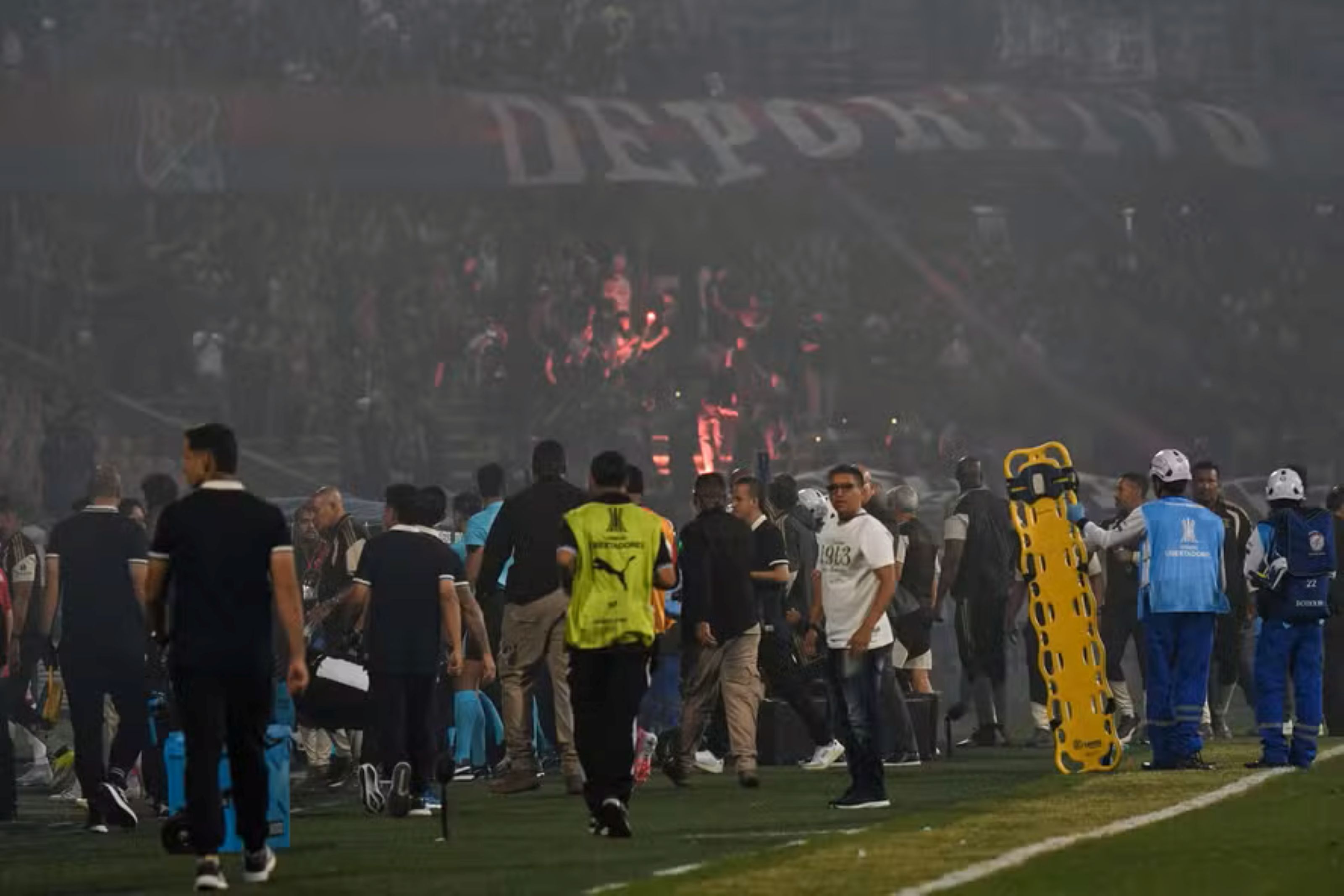 Vídeo: Flamengo x Medellín é suspenso após invasão e caos no estádio da Libertadores