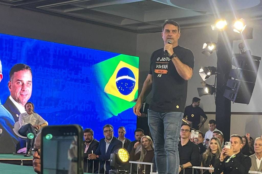 Flávio Bolsonaro transforma ato de Derrite em palanque: “O Bolsonaro merece ou não merece um filme?”