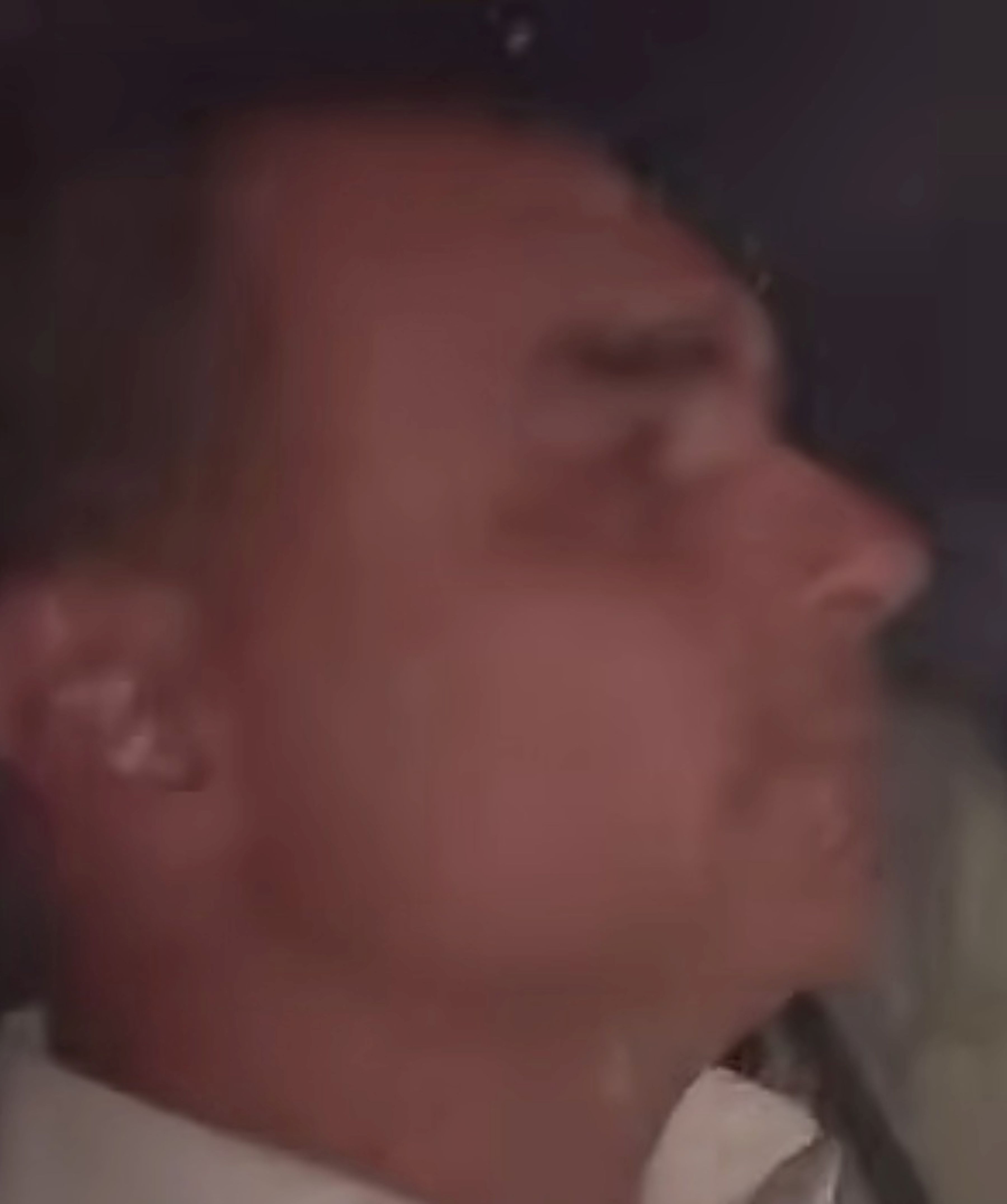 Vídeo: Flávio Bolsonaro deixa às pressas QG após vazamento de conversas com Vorcaro
