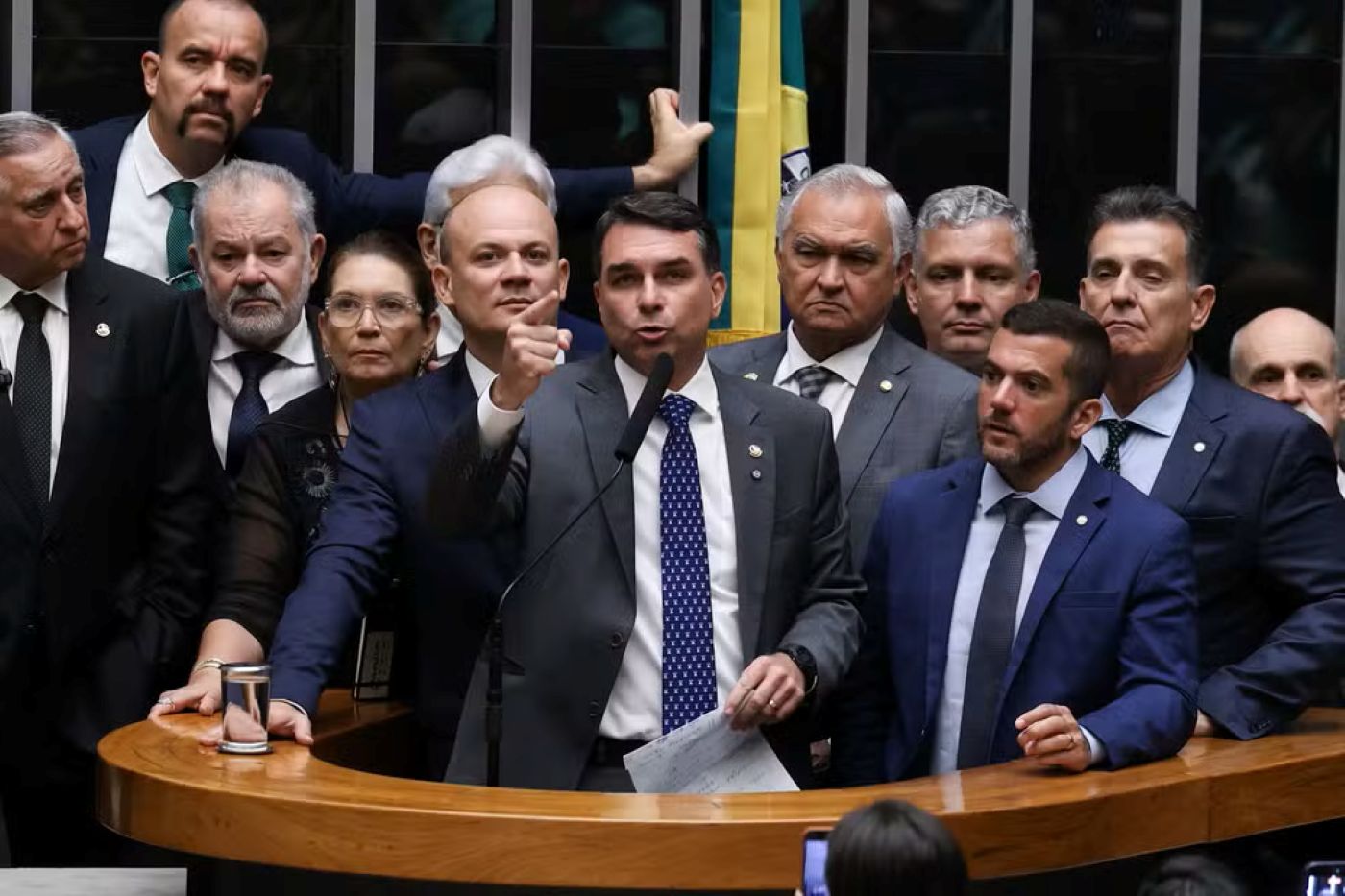 Flávio Bolsonaro admite mentira sobre Vorcaro e diz que não tem “nada a esconder”