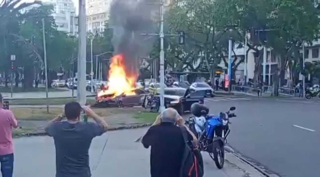 Vídeo: Carro explode em chamas após batida no Centro do Rio e mobiliza bombeiros