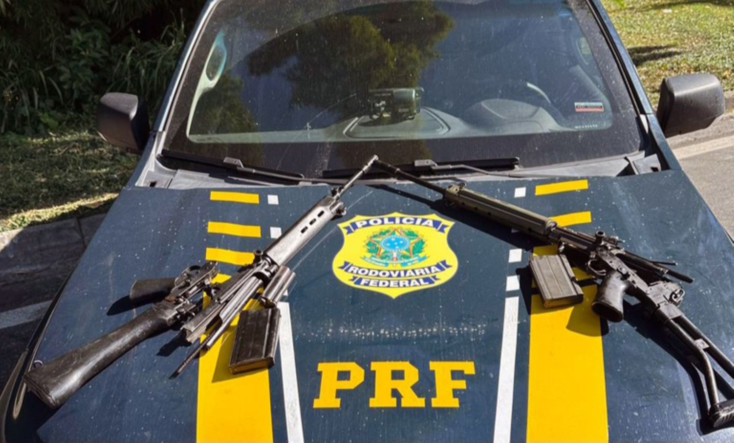 PRF apreende dois fuzis na BR-040 e prende motorista em Petrópolis
