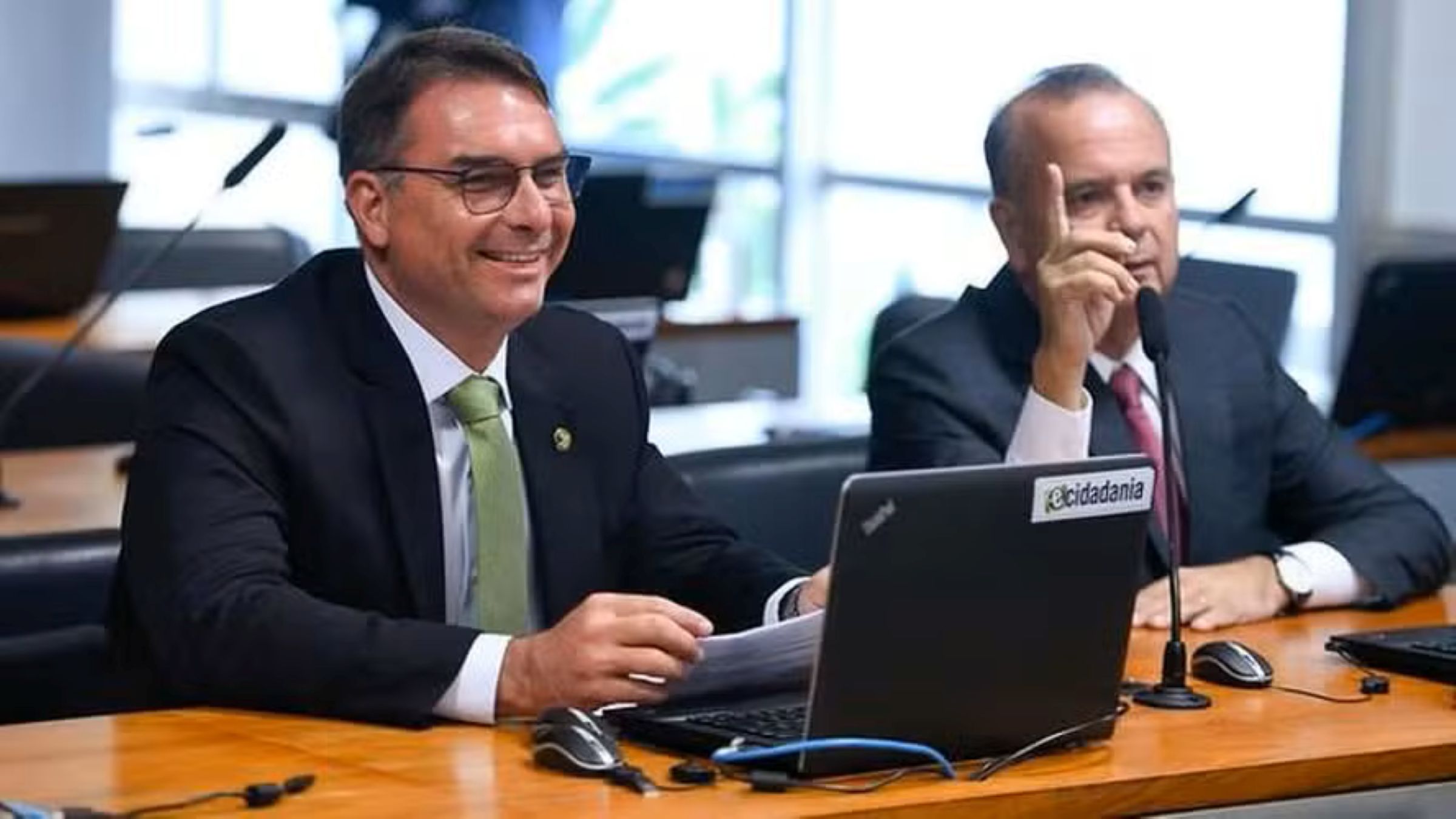 Flávio Bolsonaro aposta em revisão da reforma tributária para superar crise com Vorcaro