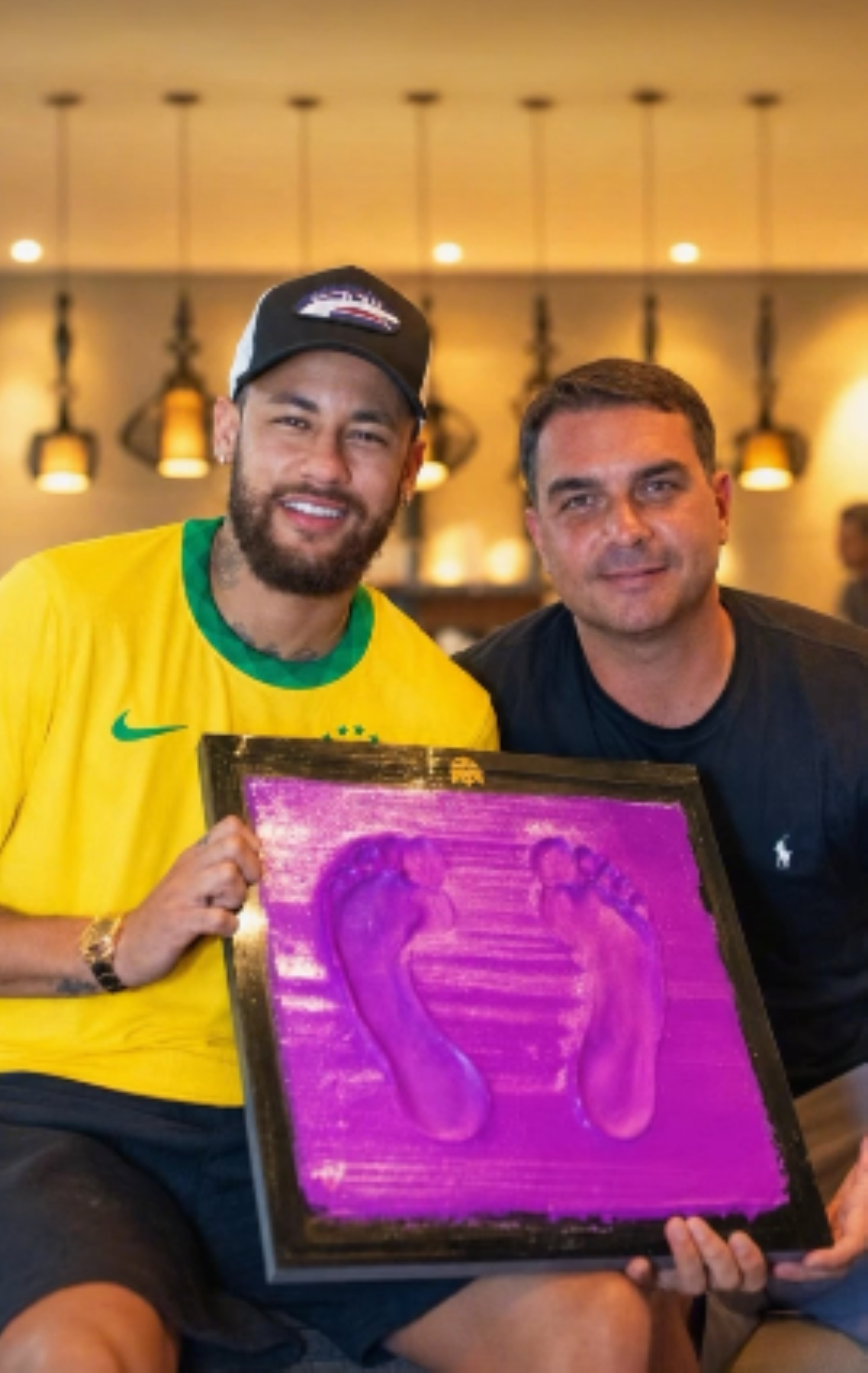 Neymar é exaltado por Flávio e Eduardo Bolsonaro após volta à Seleção