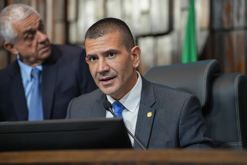 Douglas Ruas suspende tramitação de PEC que aumentaria emendas parlamentares na Alerj