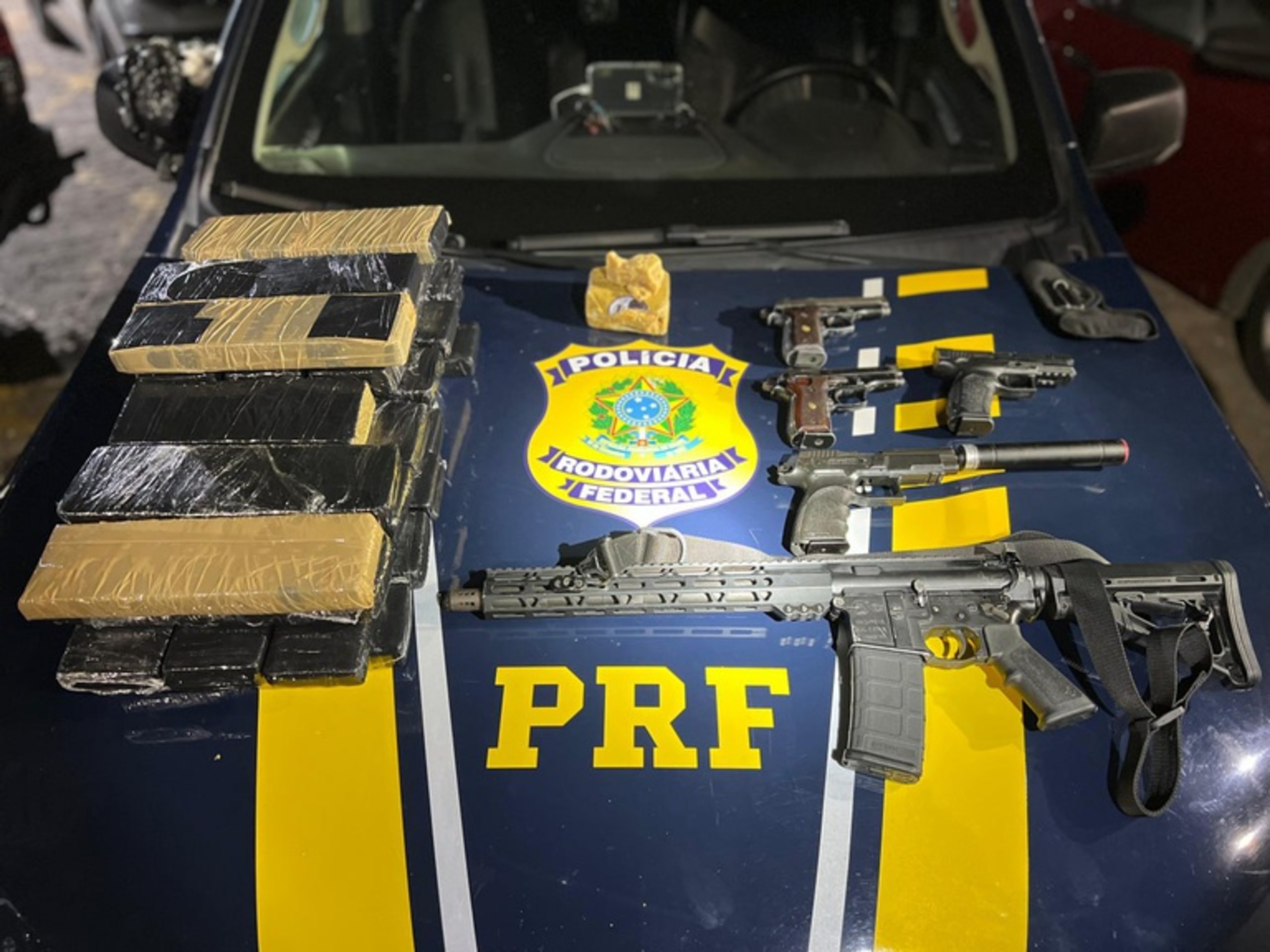 PRF apreende fuzil, pistolas e drogas enviadas do Rio para o Espírito Santo