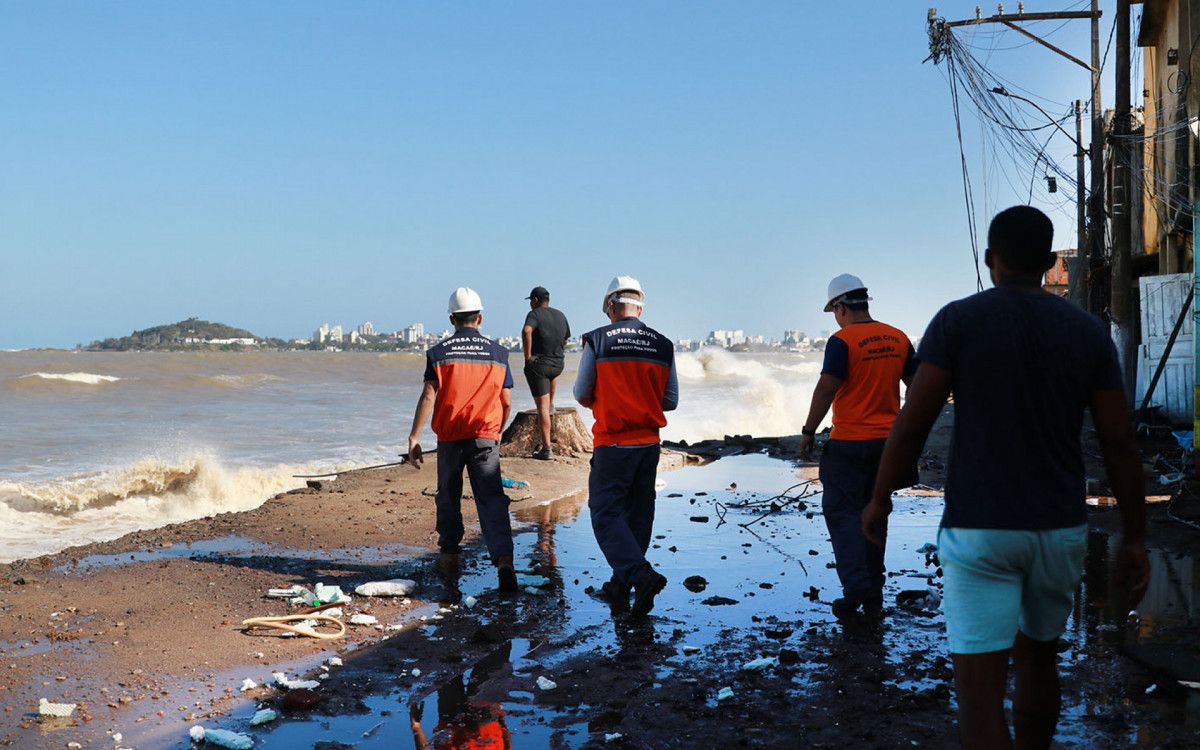 Ressaca em Macaé provoca retirada de moradores e coloca imóveis em risco
