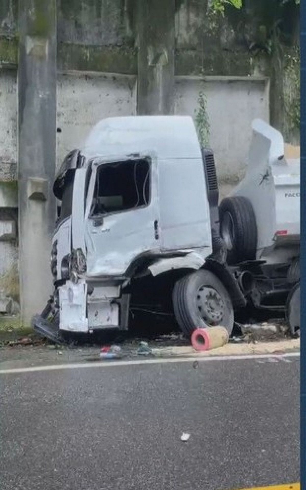 Acidente na Rio-Santos deixa motorista morto e provoca interdição em Mangaratiba