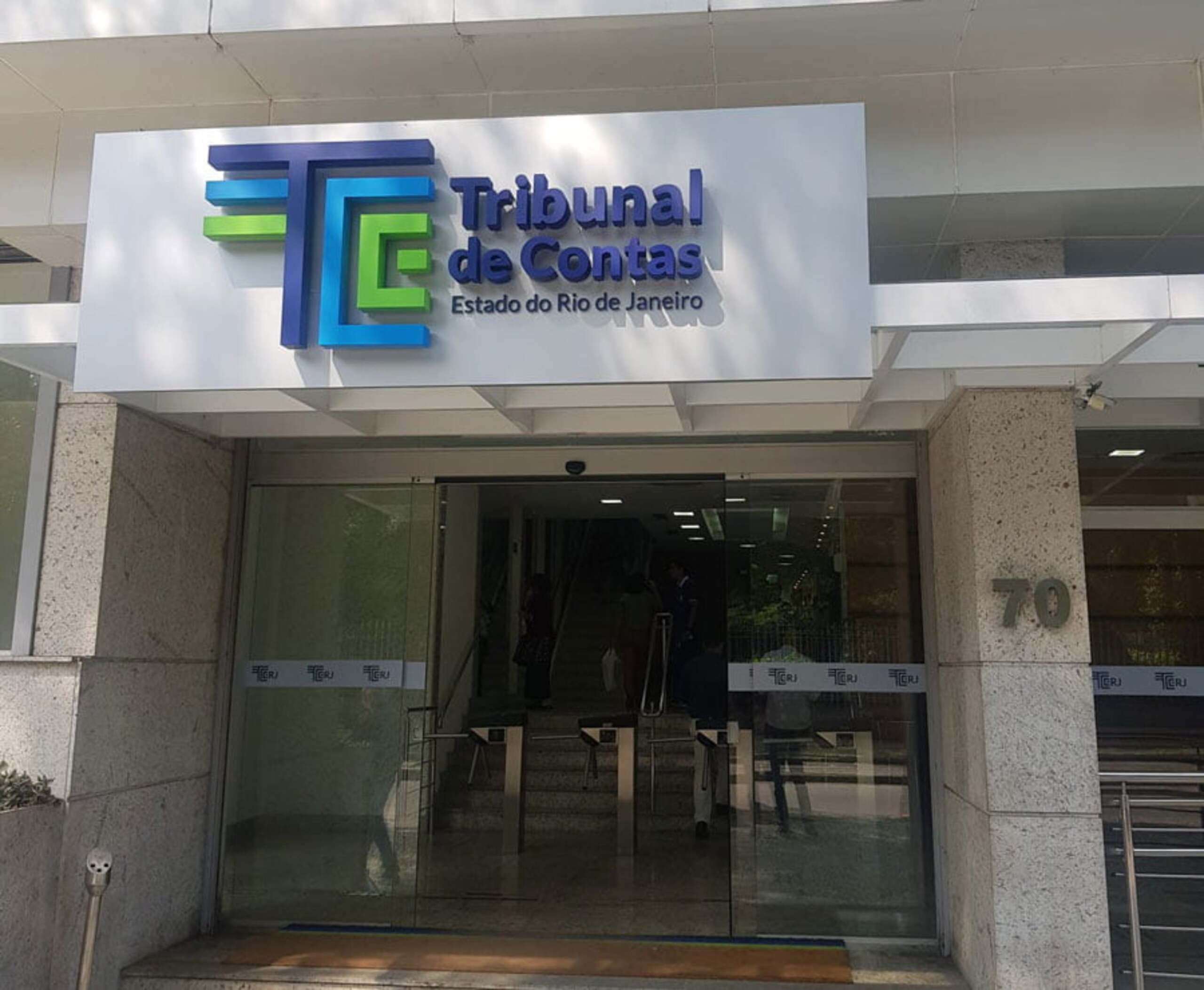TCE-RJ aumenta multa de gestores e expõe divisão política em julgamento de licitação de R$ 48 milhões