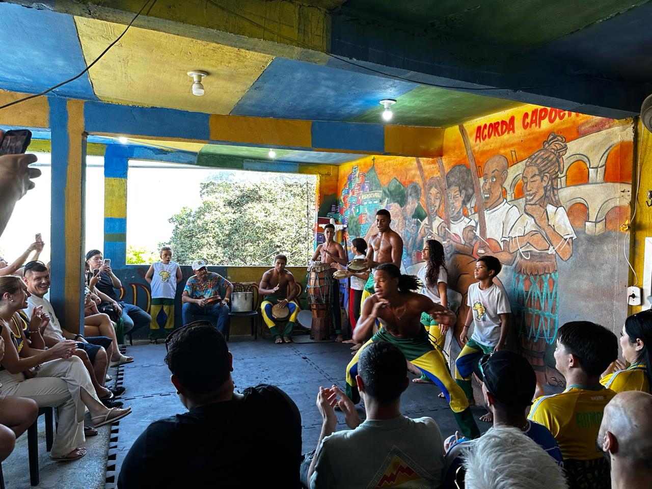 Vídeo: turista oferece banana a capoeirista em apresentação na Rocinha