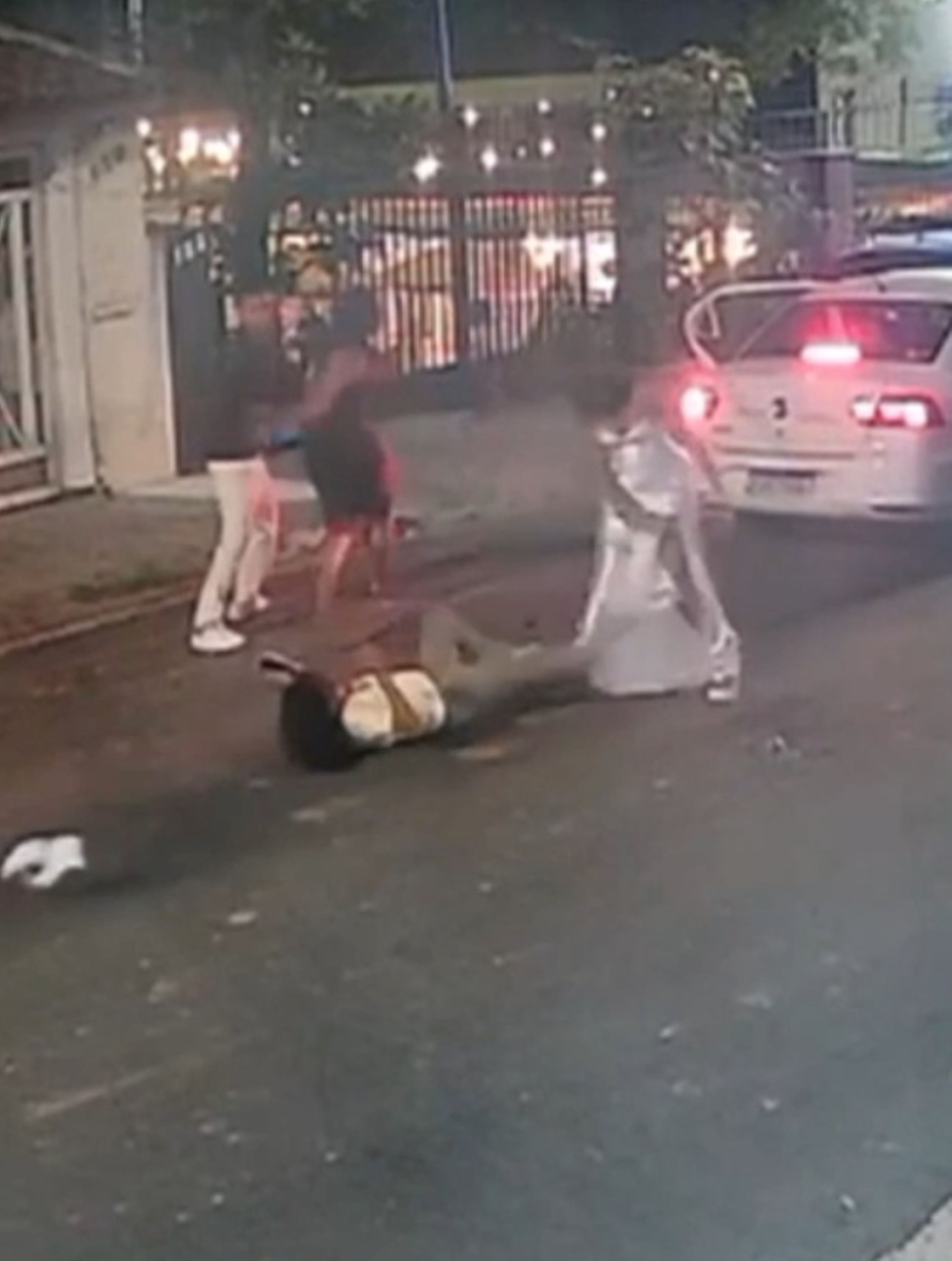 Vídeo: Mulher entra em casamento para fugir de perseguição e acaba brutalmente agredida pelos noivos