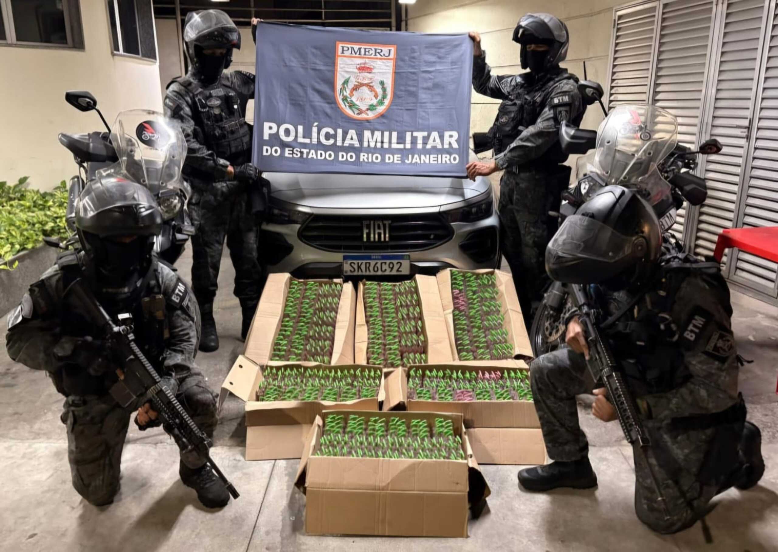 PM apreende mil lança-perfumes em carro roubado na Avenida Brasil