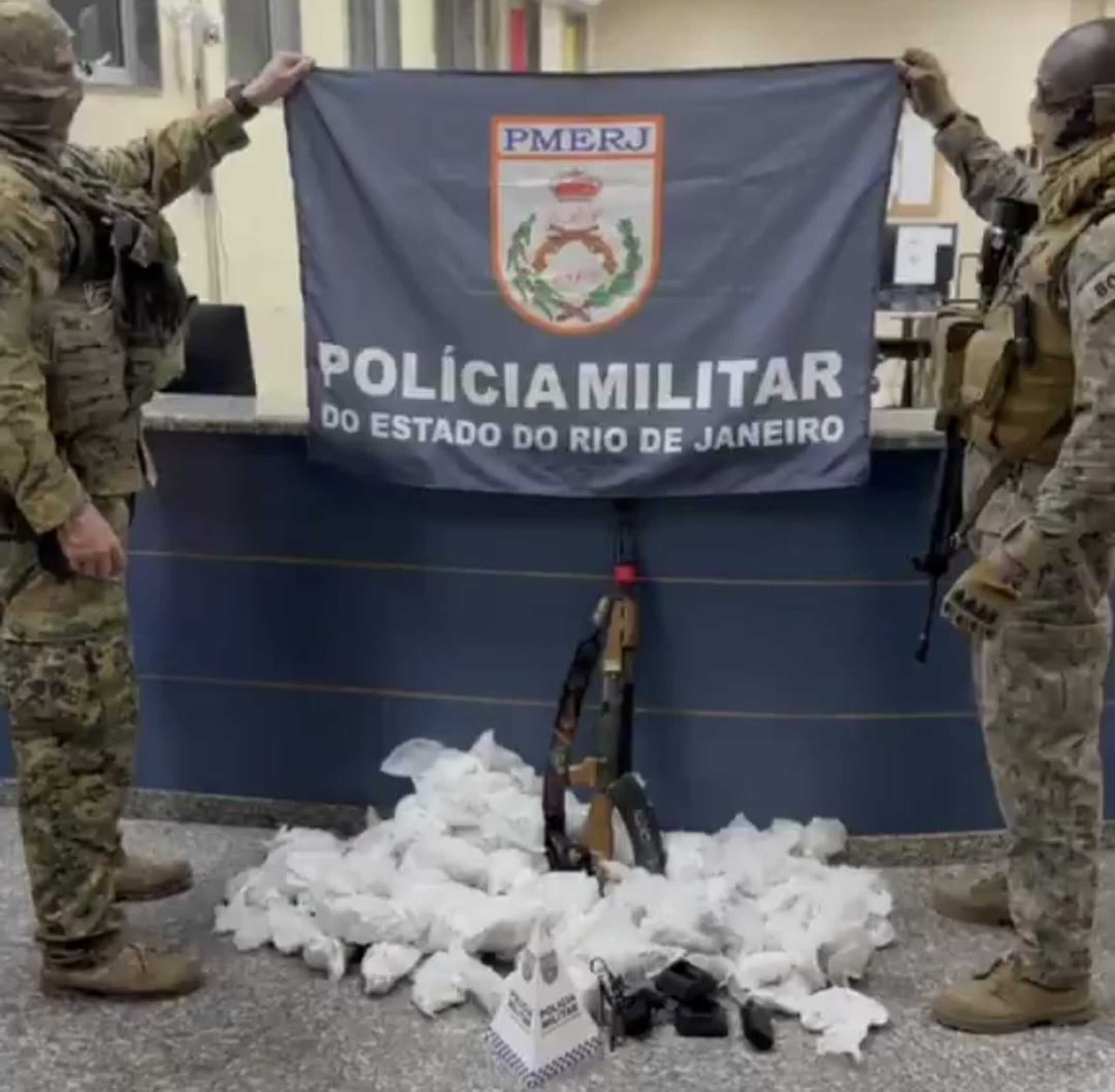 BOPE apreende fuzil AK-47 e drogas em operação na Zona Oeste do Rio