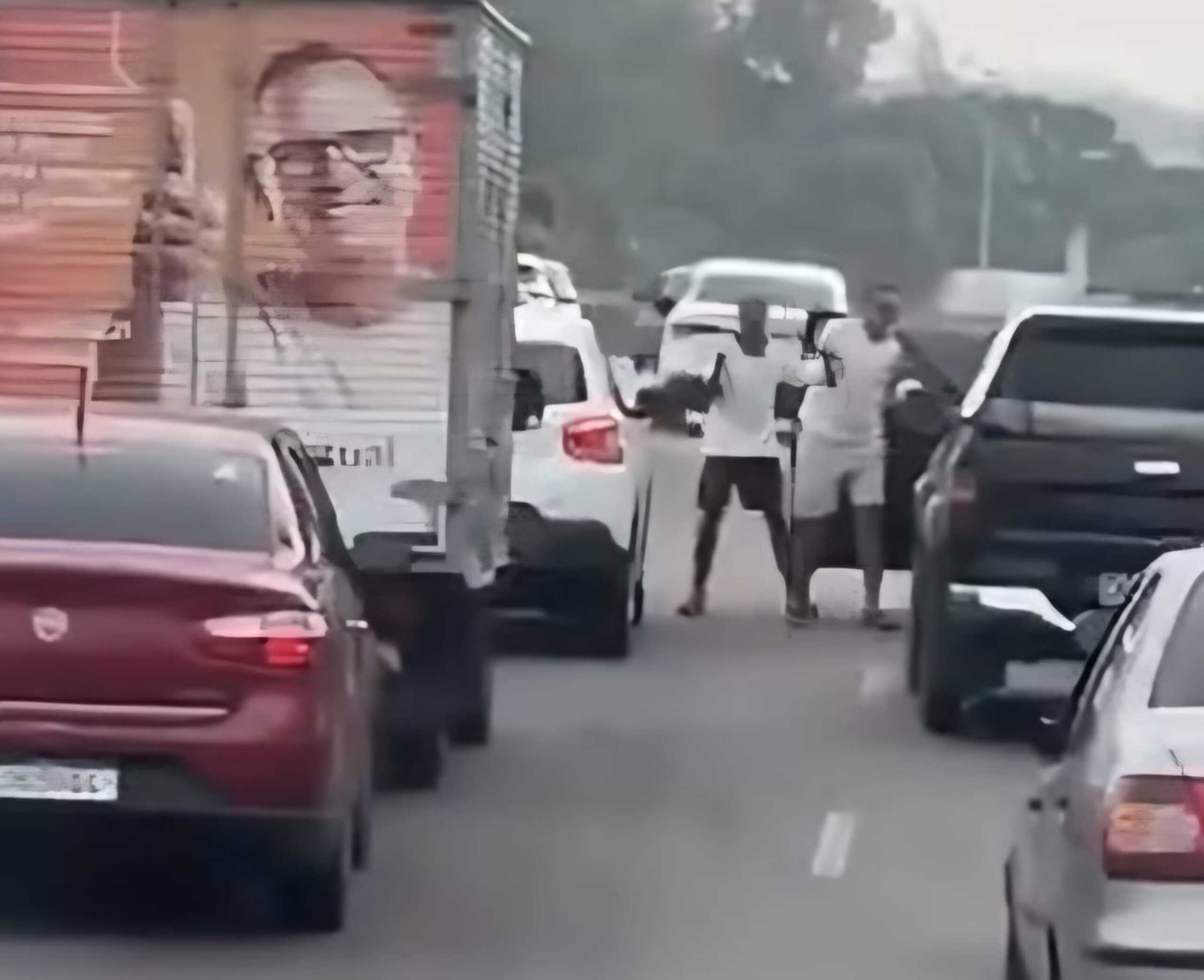 Vídeo: Arrastão na Avenida Brasil assusta motoristas em Barros Filho